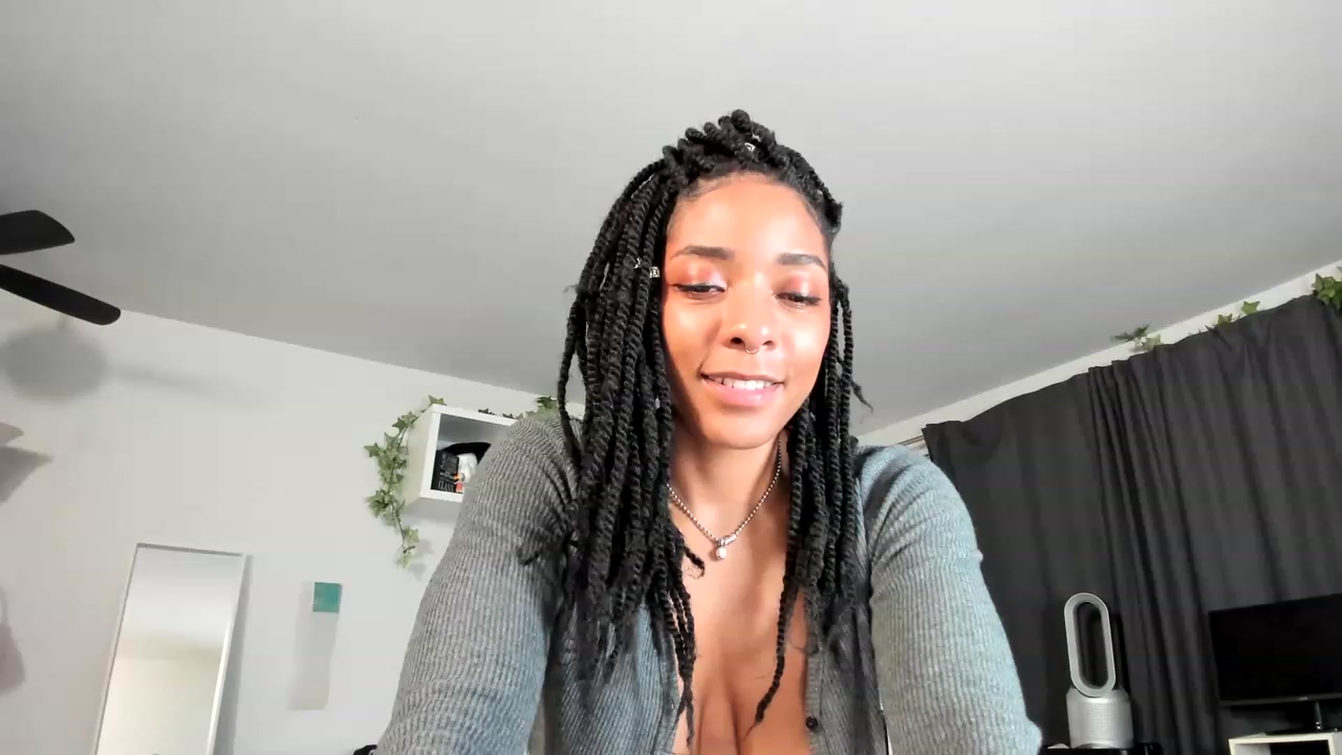 Gallery image thumbnail from Frankiiy_'s myfreecams stream on, 05/04/2023, 08:34 image 14 of 20