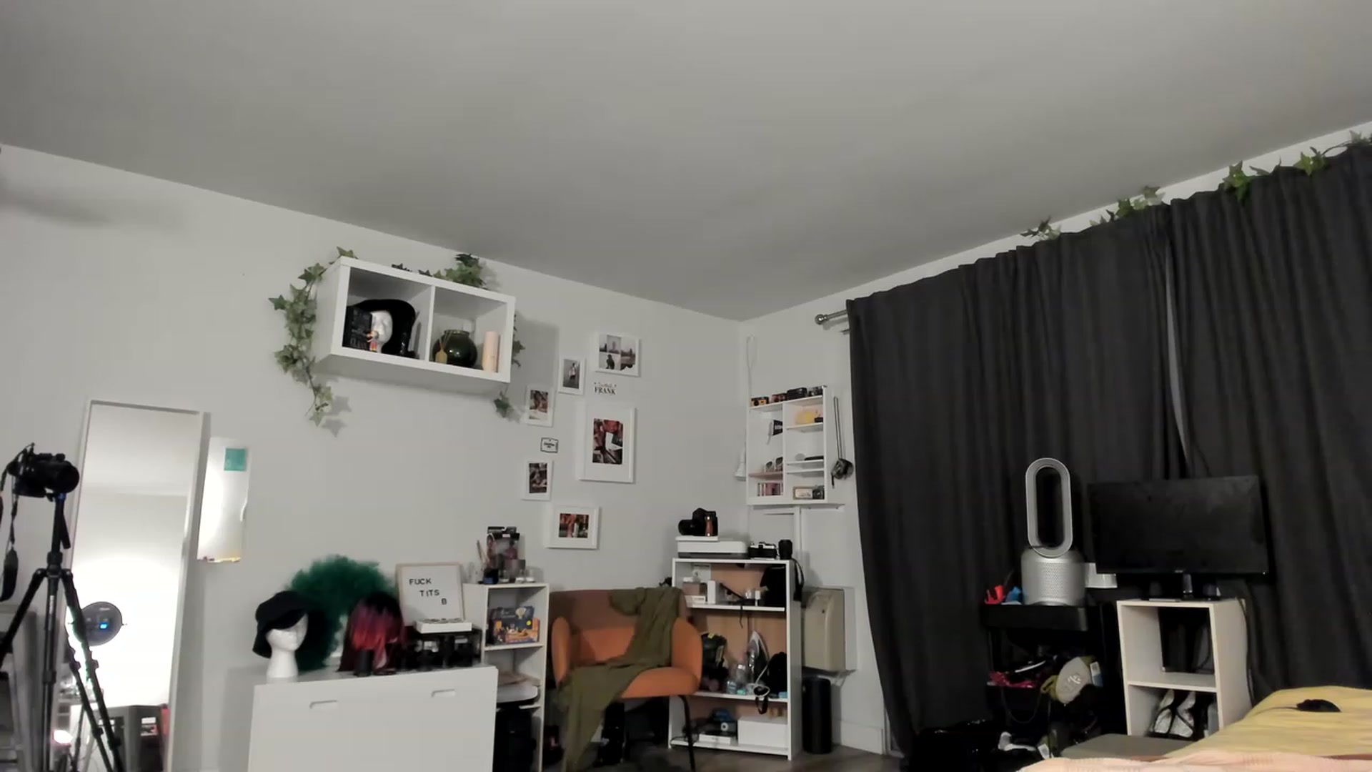 Gallery image thumbnail from Frankiiy_'s myfreecams stream on, 05/17/2023, 08:15 image 11 of 20