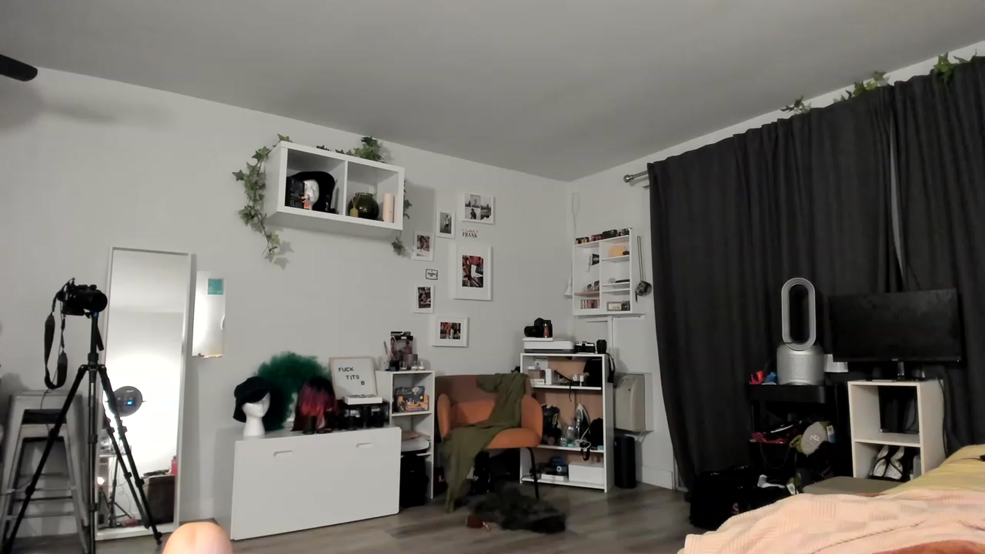 Gallery image thumbnail from Frankiiy_'s myfreecams stream on, 05/17/2023, 08:15 image 6 of 20