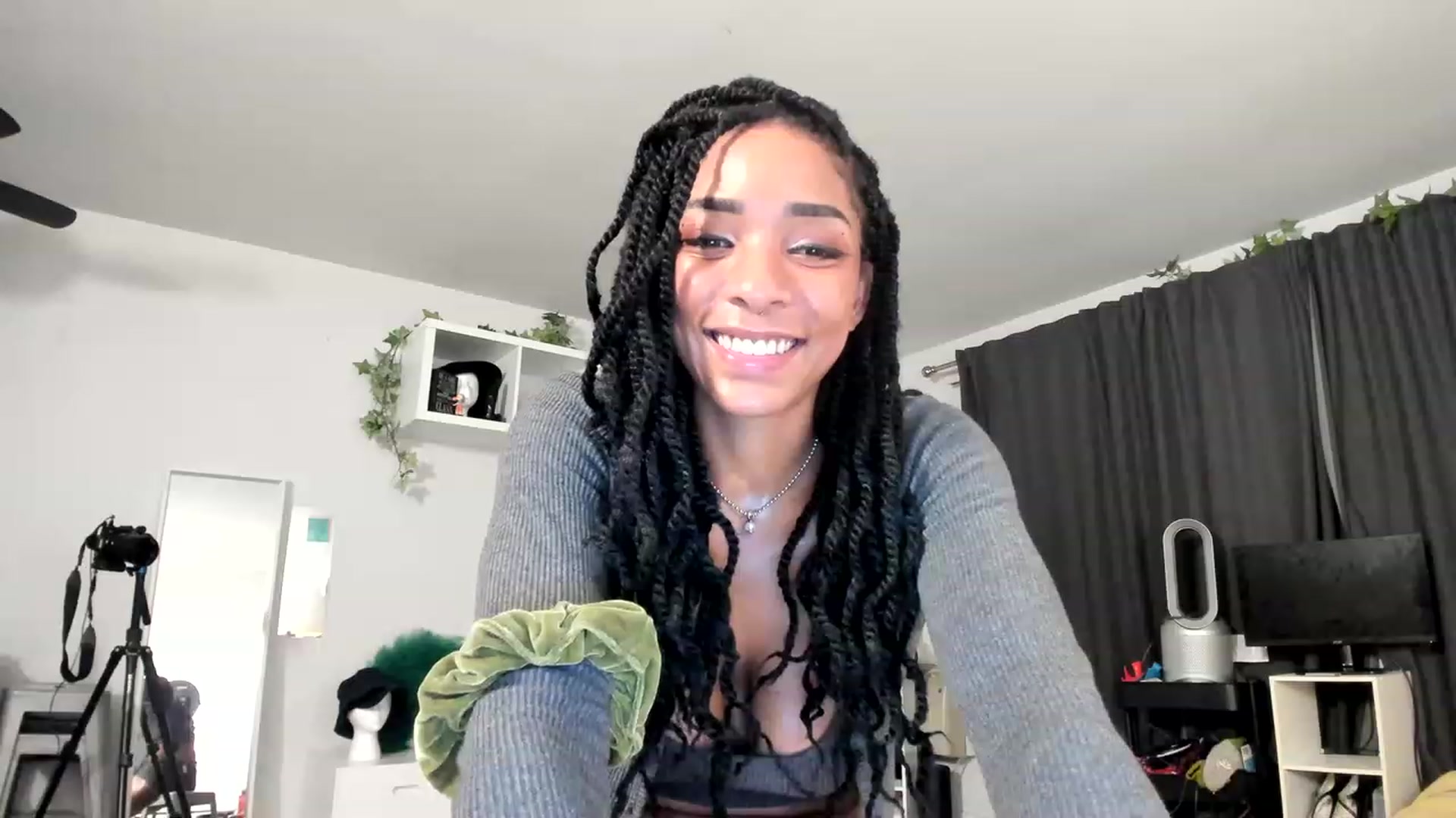 Gallery image thumbnail from Frankiiy_'s myfreecams stream on, 05/17/2023, 08:15 image 5 of 20