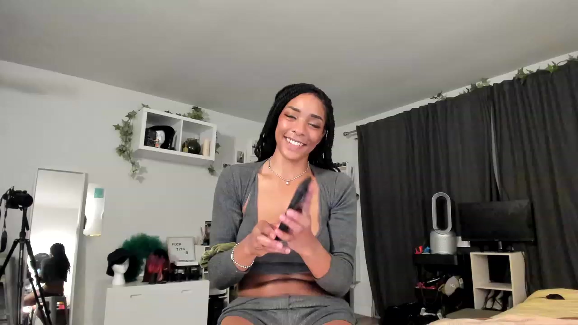 Gallery image thumbnail from Frankiiy_'s myfreecams stream on, 05/17/2023, 08:15 image 10 of 20