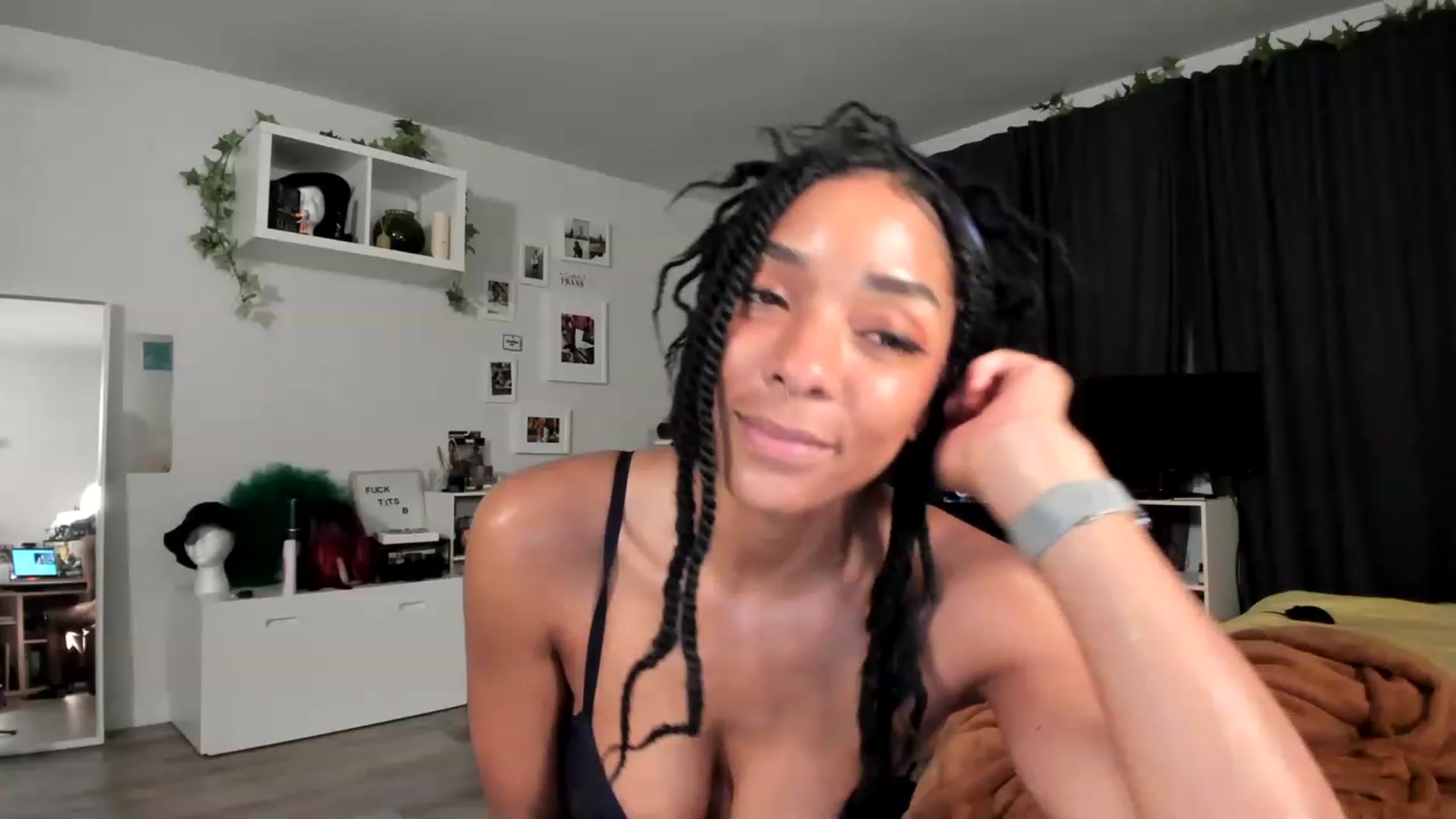 Gallery image thumbnail from Frankiiy_'s myfreecams stream on, 05/25/2023, 07:03 image 8 of 20