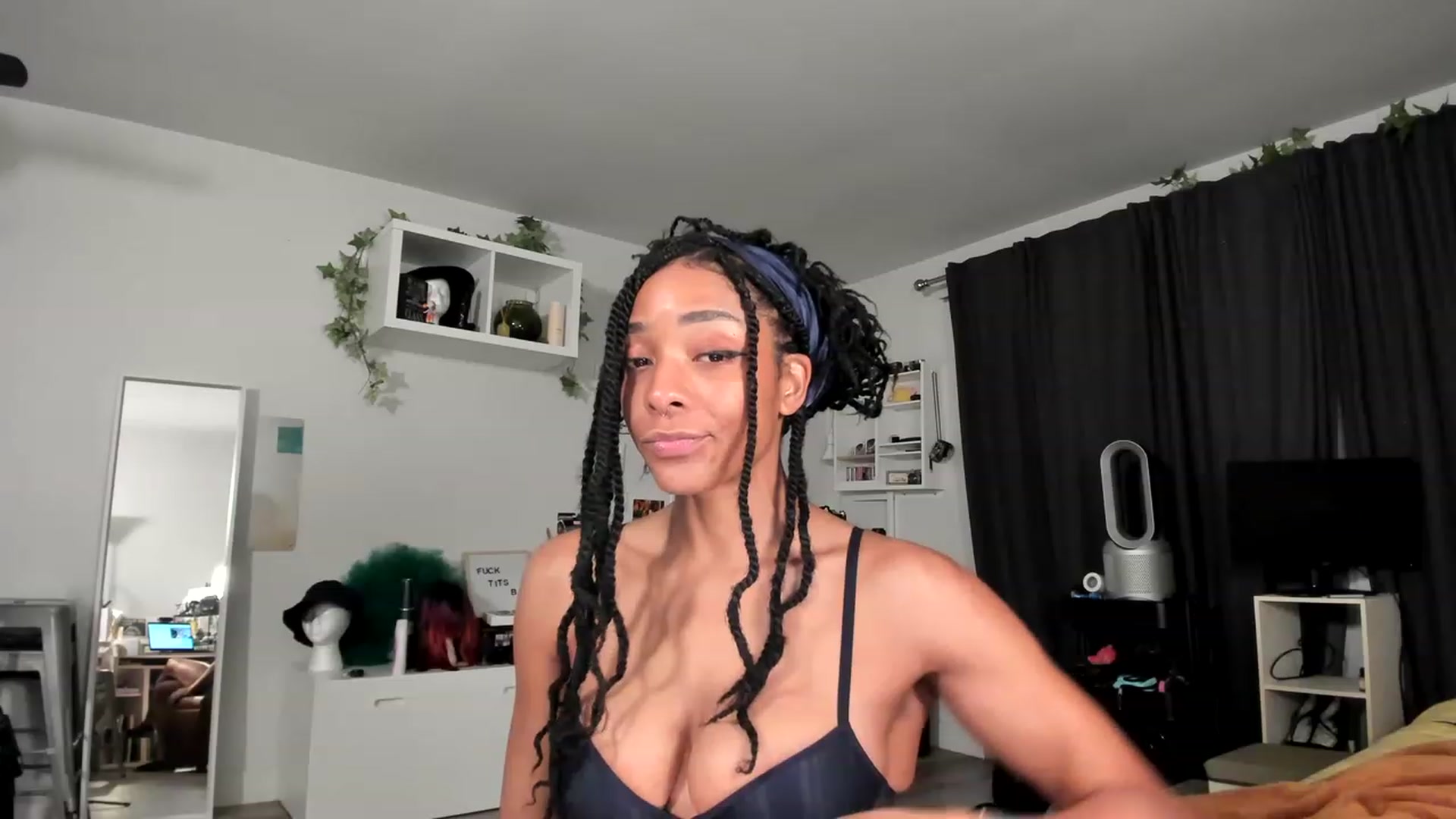 Gallery image thumbnail from Frankiiy_'s myfreecams stream on, 05/25/2023, 07:03 image 20 of 20