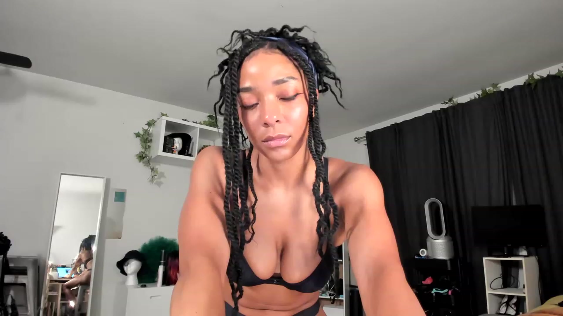 Gallery image thumbnail from Frankiiy_'s myfreecams stream on, 05/25/2023, 07:03 image 2 of 20