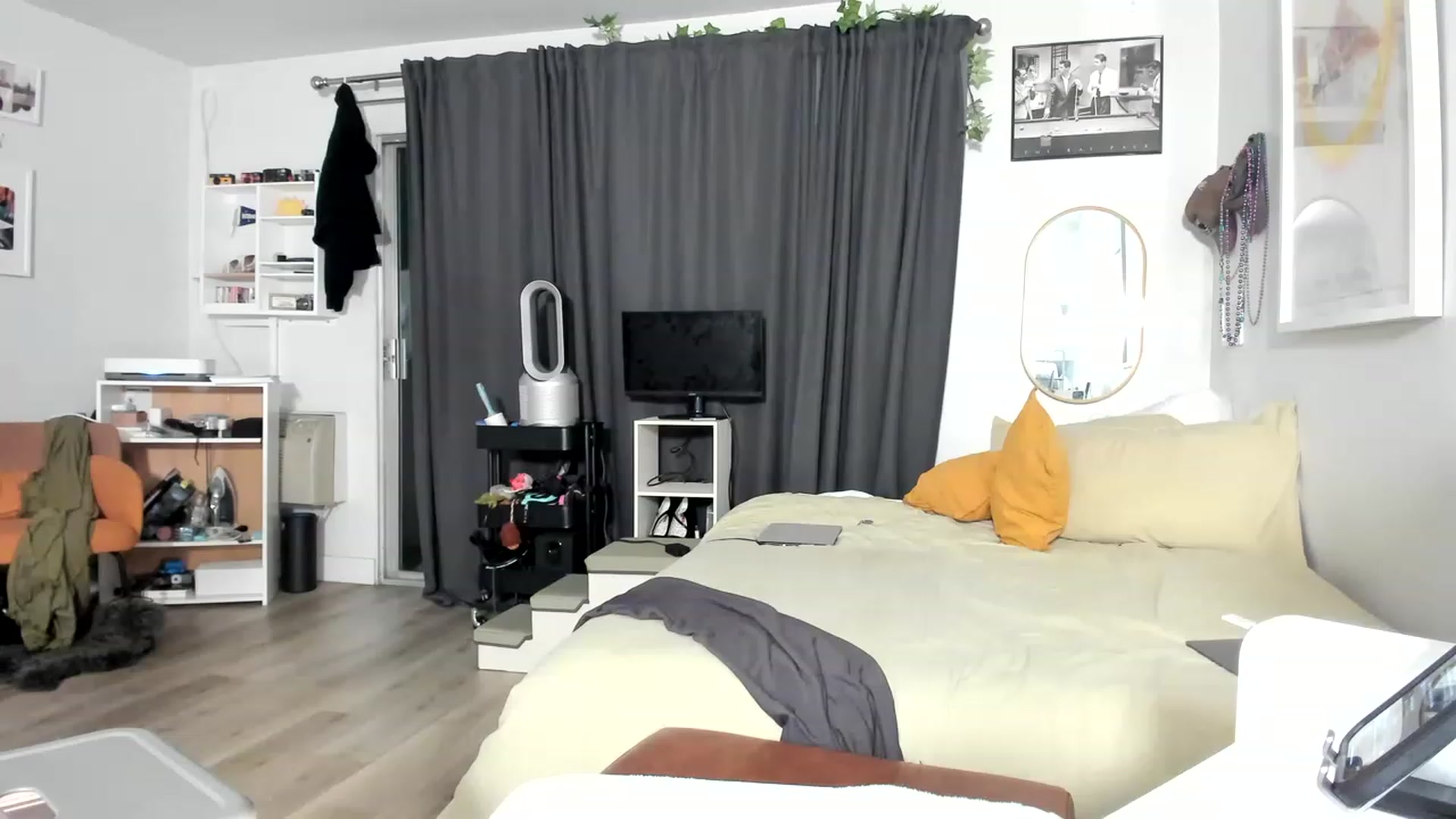 Gallery image thumbnail from Frankiiy_'s myfreecams stream on, 06/01/2023, 08:32 image 18 of 20