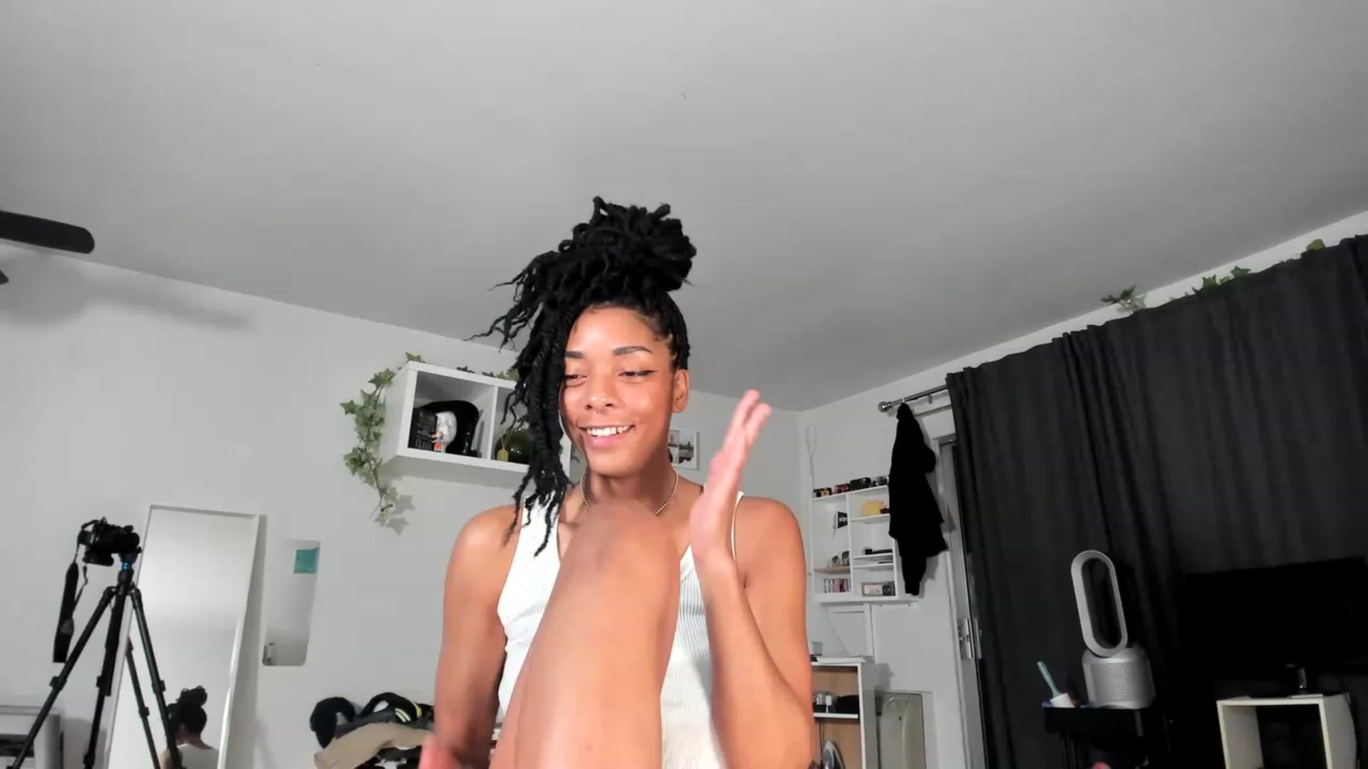 Gallery image thumbnail from Frankiiy_'s myfreecams stream on, 06/01/2023, 08:32 image 8 of 20