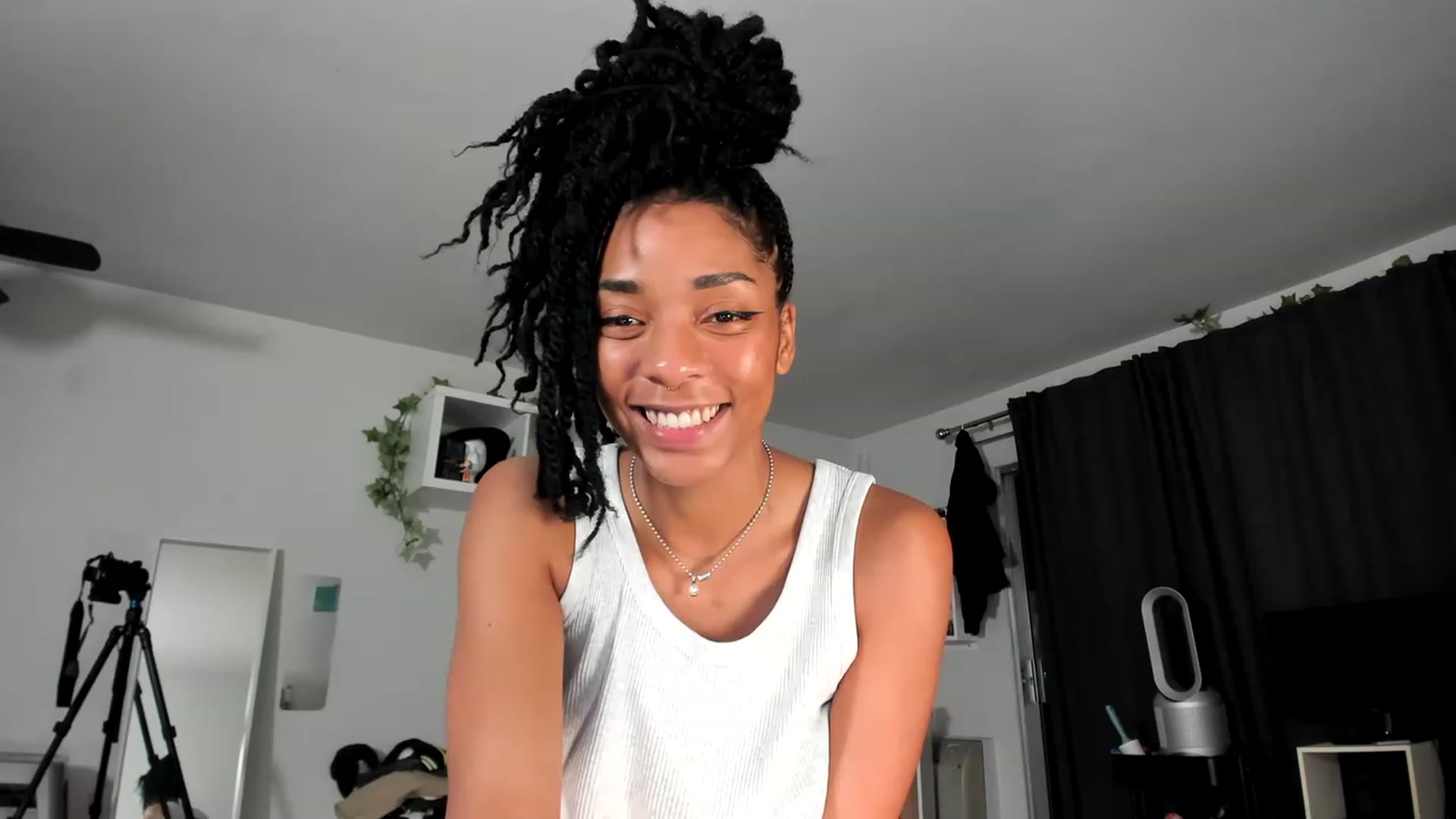 Gallery image thumbnail from Frankiiy_'s myfreecams stream on, 06/01/2023, 08:32 image 13 of 20