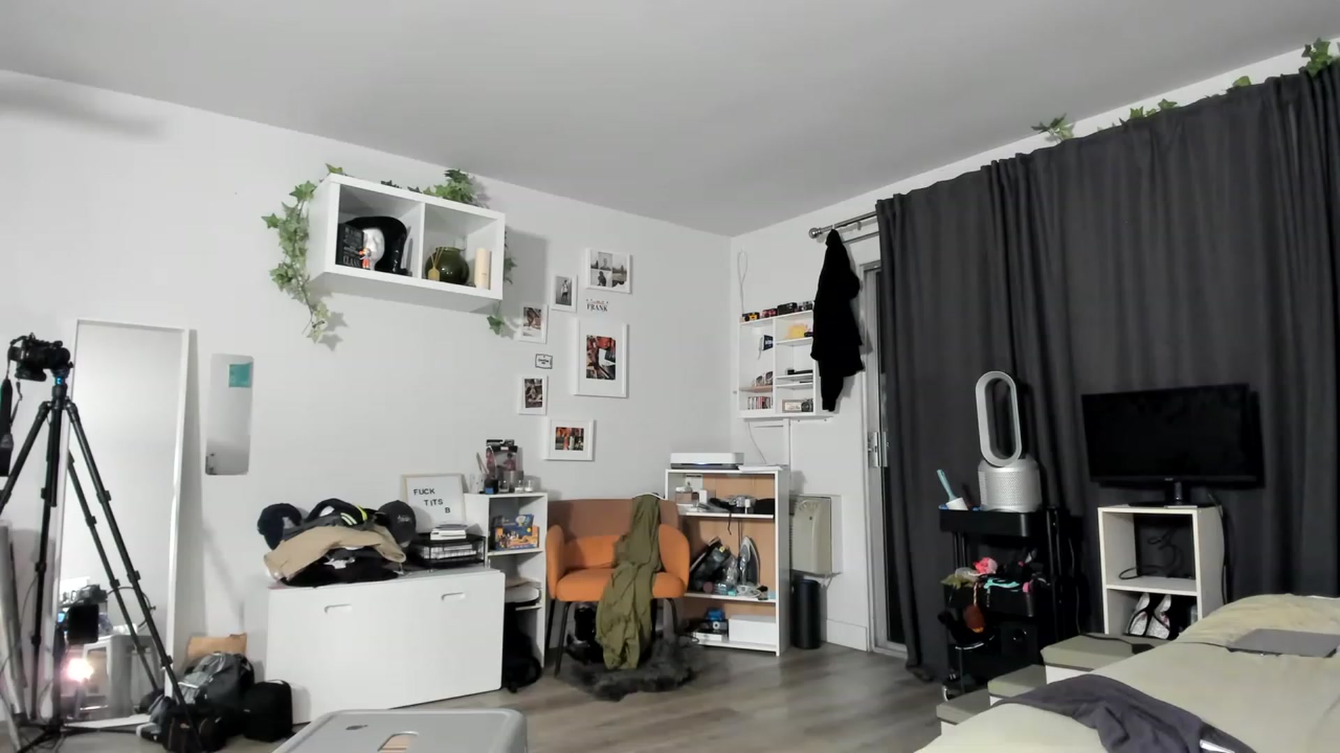 Gallery image thumbnail from Frankiiy_'s myfreecams stream on, 06/01/2023, 08:32 image 15 of 20