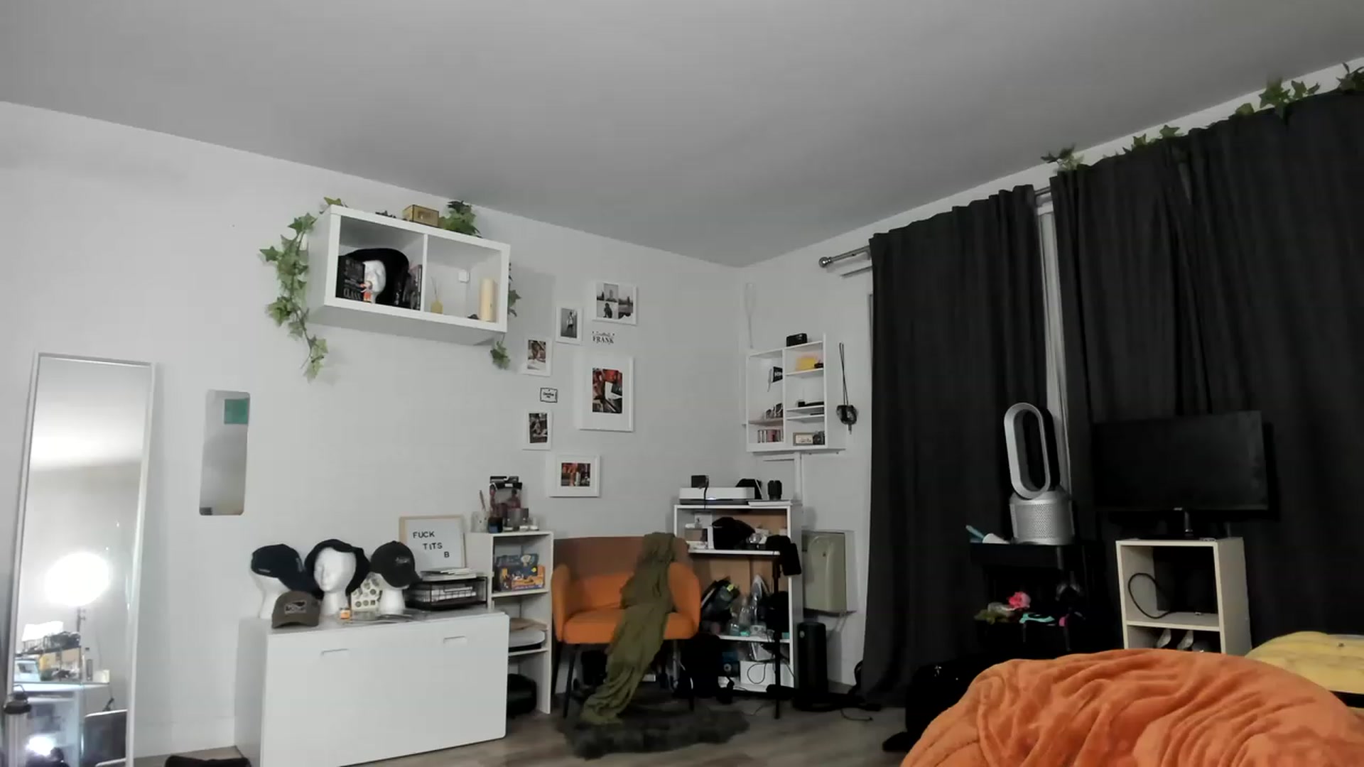 Gallery image thumbnail from Frankiiy_'s myfreecams stream on, 06/15/2023, 07:13 image 4 of 20