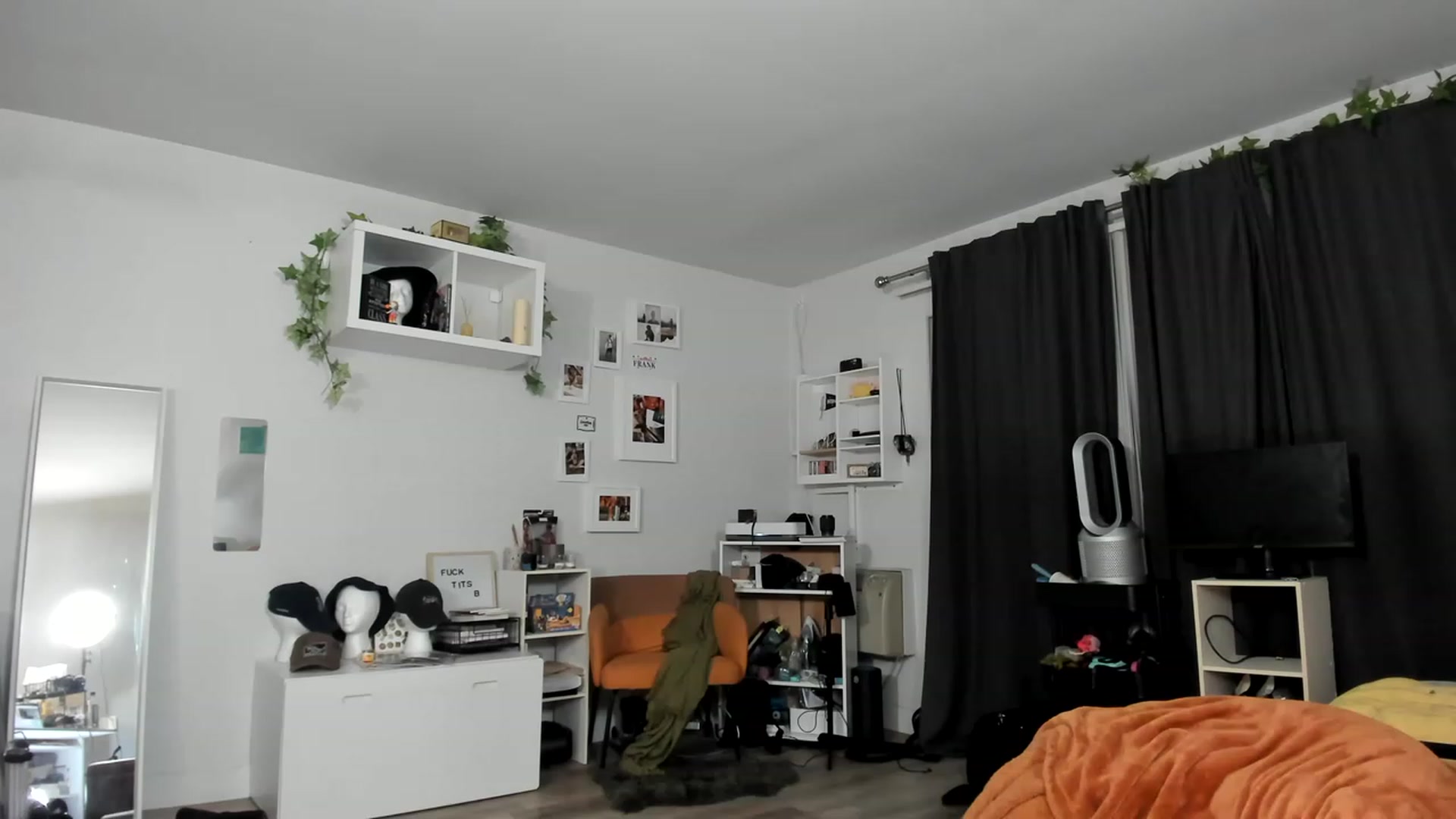 Gallery image thumbnail from Frankiiy_'s myfreecams stream on, 06/15/2023, 07:13 image 9 of 20
