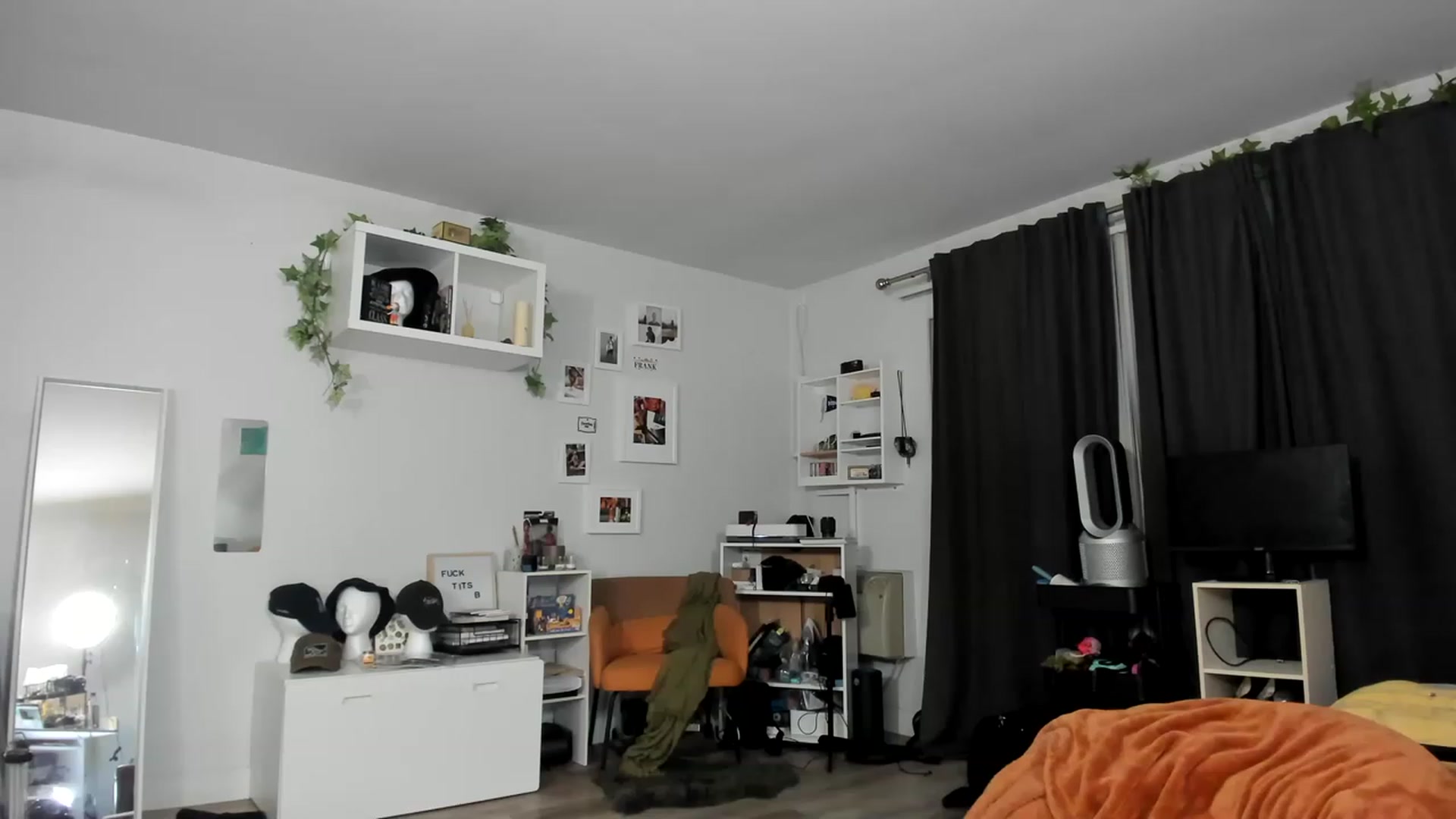 Gallery image thumbnail from Frankiiy_'s myfreecams stream on, 06/15/2023, 07:13 image 19 of 20