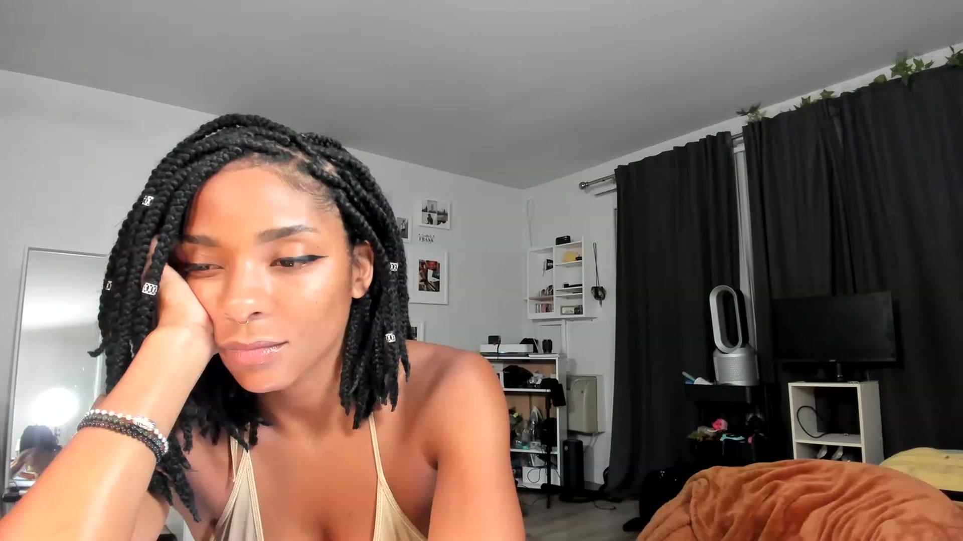 Gallery image thumbnail from Frankiiy_'s myfreecams stream on, 06/15/2023, 07:13 image 18 of 20