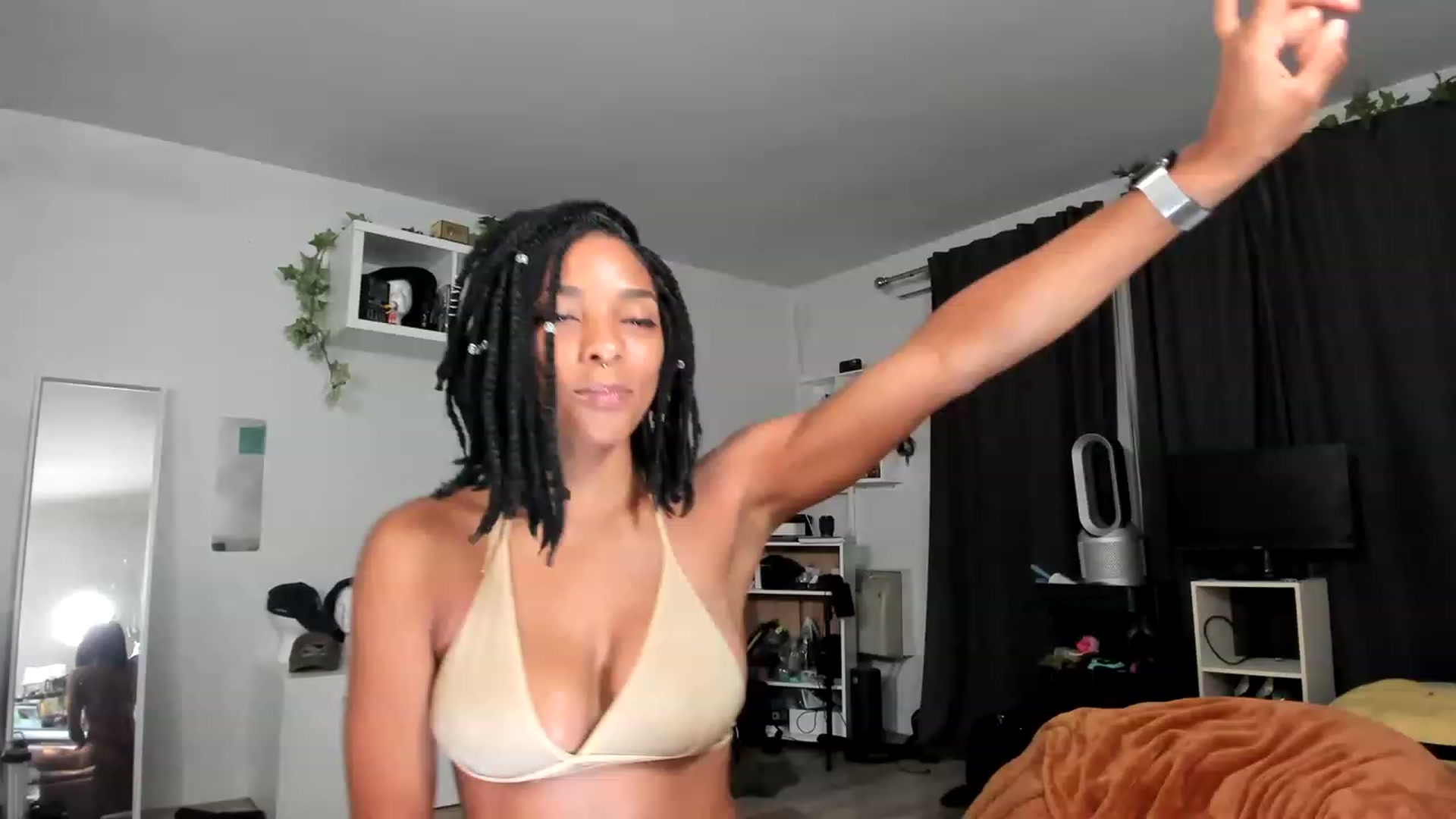 Gallery image thumbnail from Frankiiy_'s myfreecams stream on, 06/15/2023, 07:13 image 14 of 20
