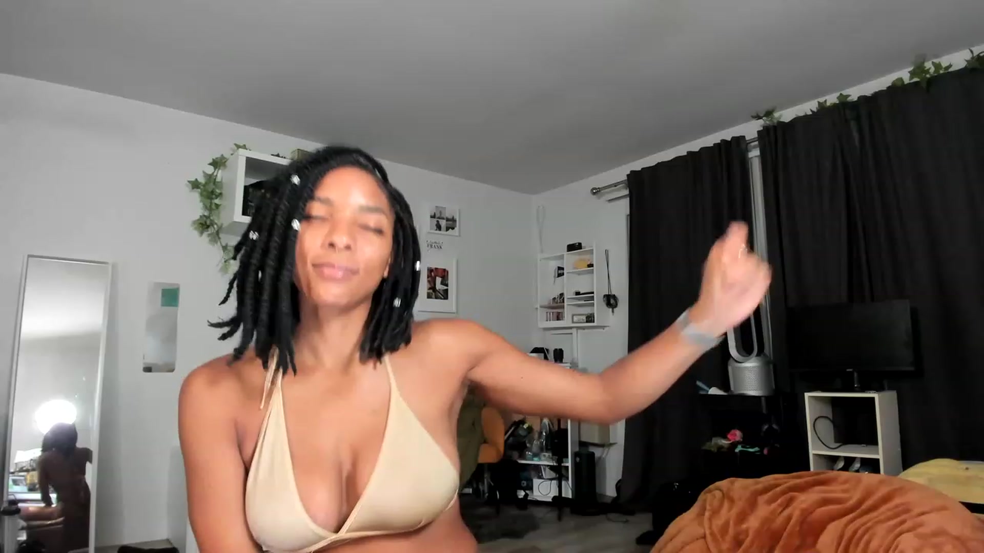 Gallery image thumbnail from Frankiiy_'s myfreecams stream on, 06/15/2023, 07:13 image 15 of 20