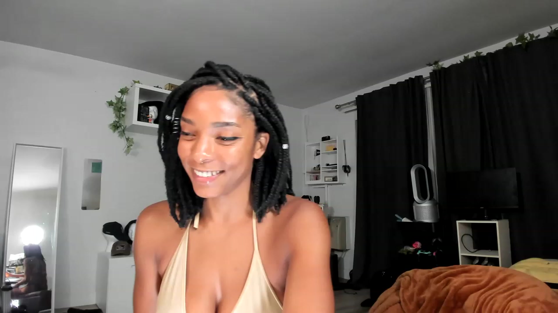 Gallery image thumbnail from Frankiiy_'s myfreecams stream on, 06/15/2023, 07:13 image 8 of 20