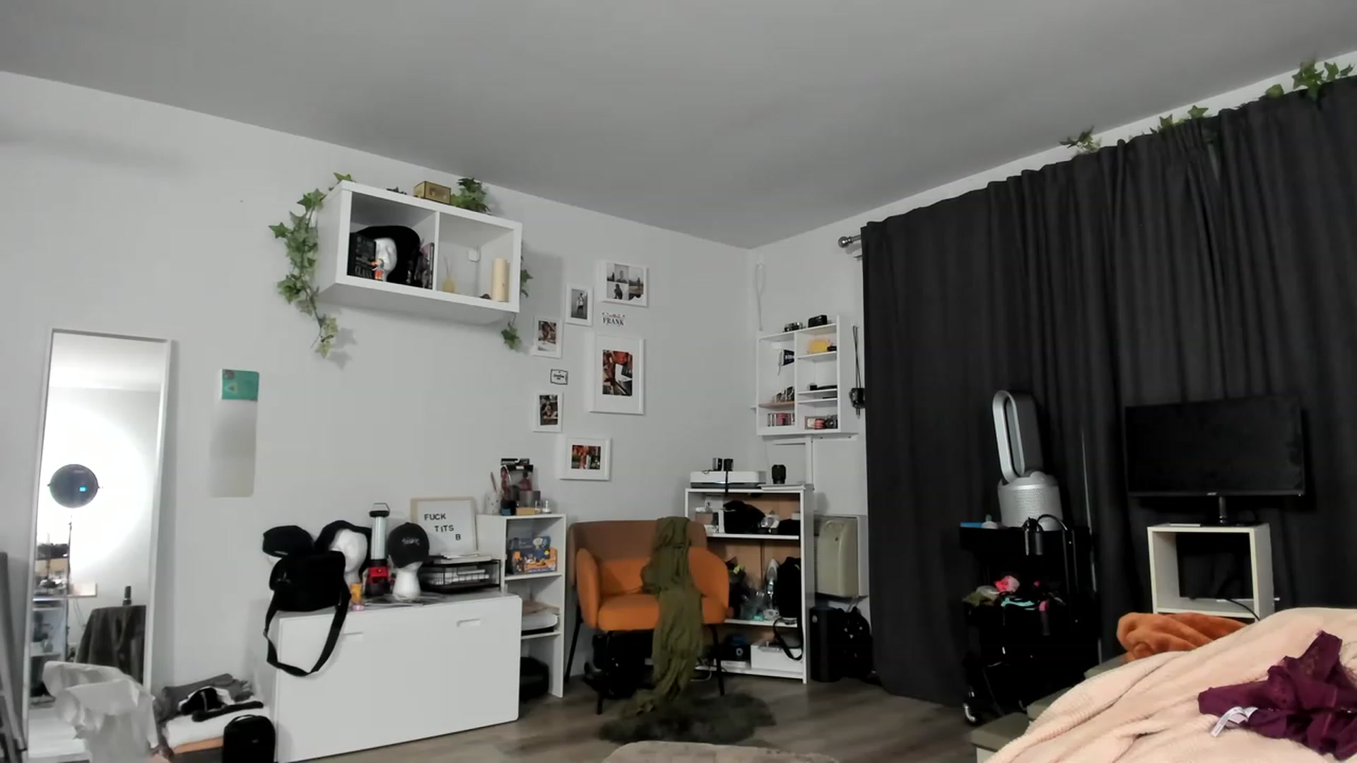 Gallery image thumbnail from Frankiiy_'s myfreecams stream on, 06/22/2023, 08:55 image 13 of 20