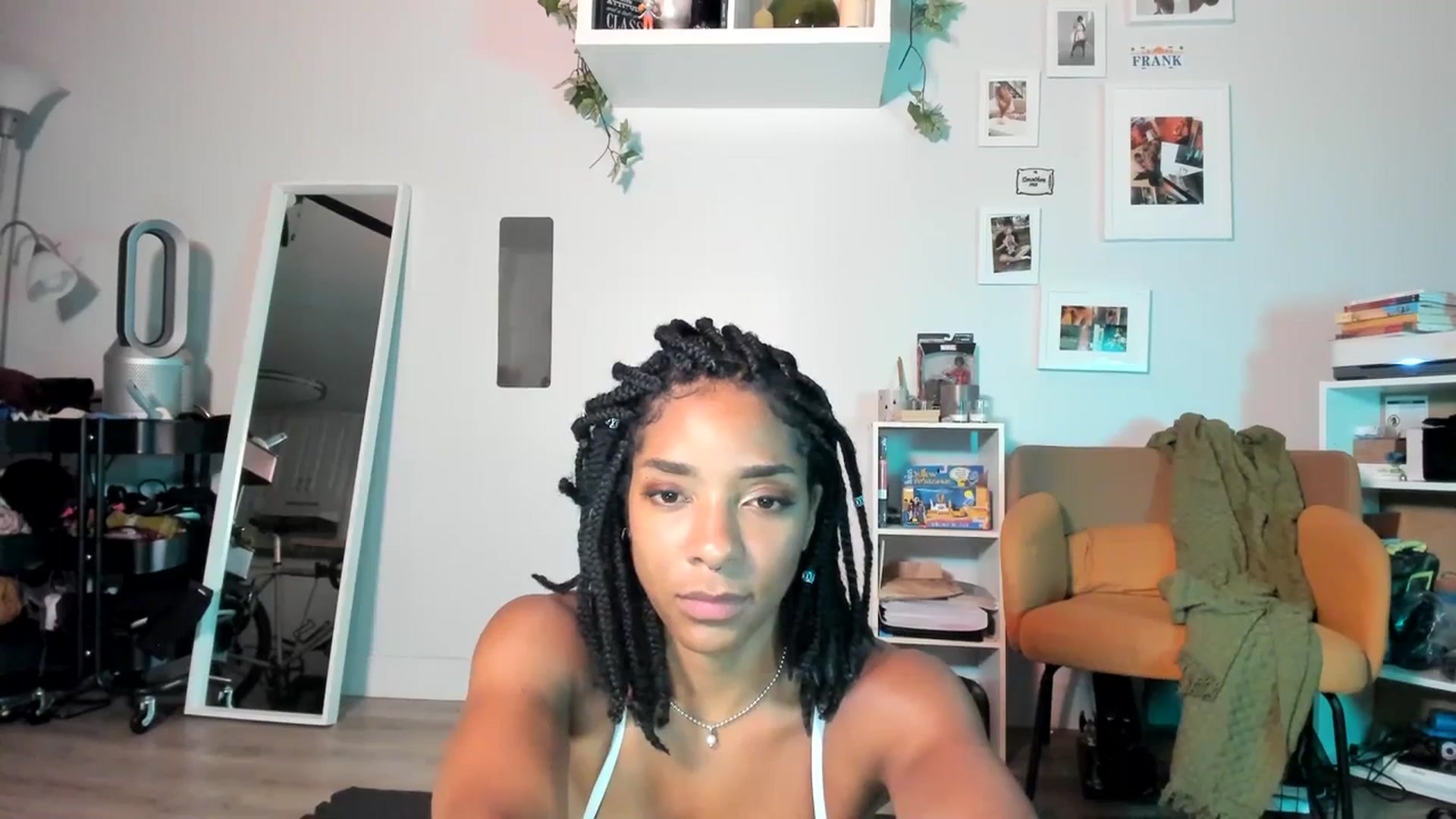 Gallery image thumbnail from Frankiiy_'s myfreecams stream on, 06/26/2023, 08:20 image 10 of 20