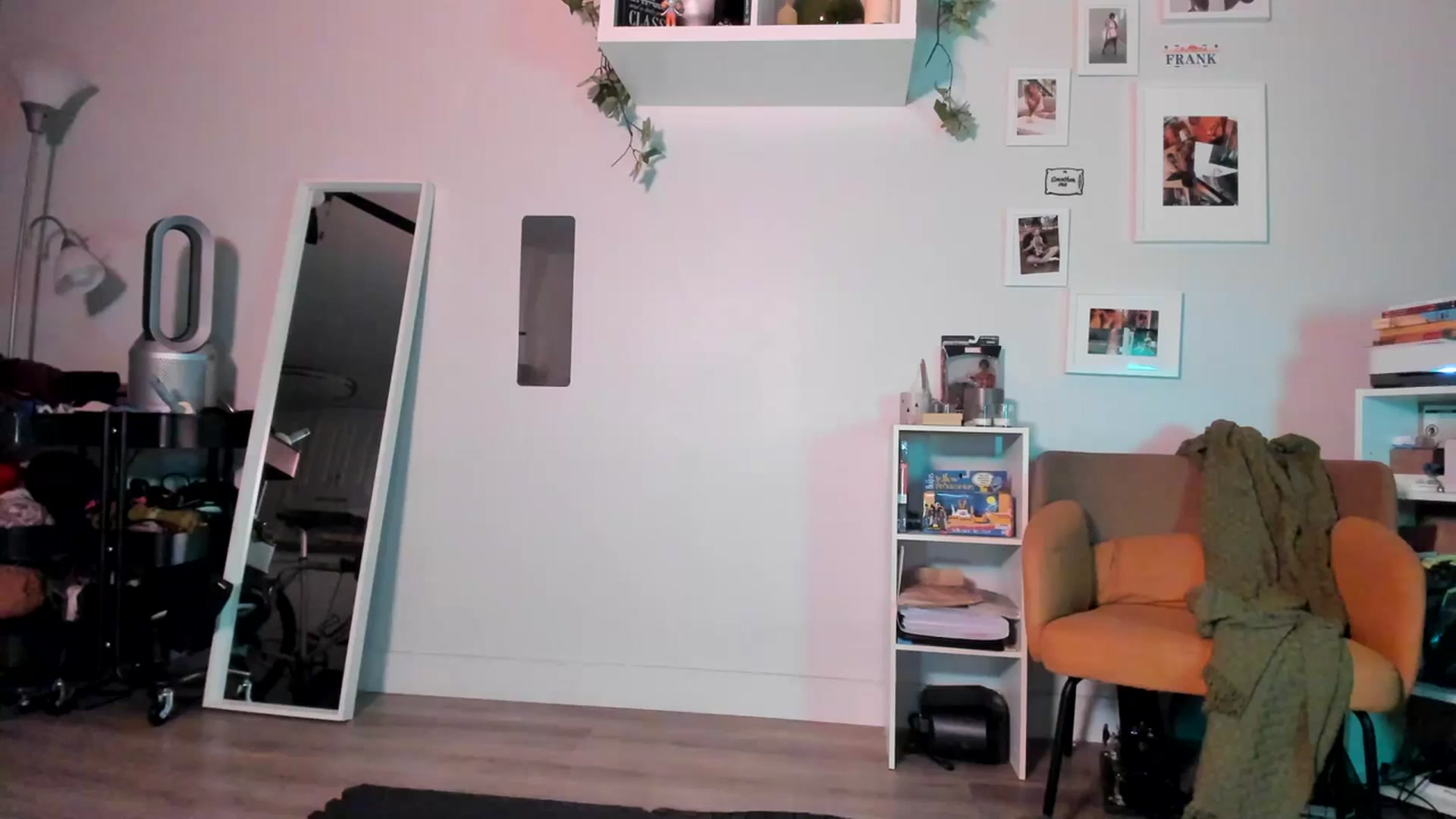 Gallery image thumbnail from Frankiiy_'s myfreecams stream on, 06/26/2023, 08:20 image 18 of 20