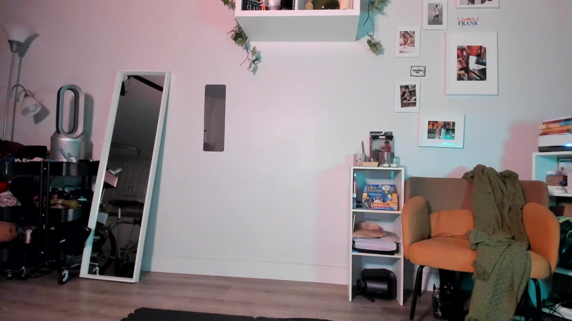 Gallery image thumbnail from Frankiiy_'s myfreecams stream on, 06/26/2023, 08:20 image 16 of 20
