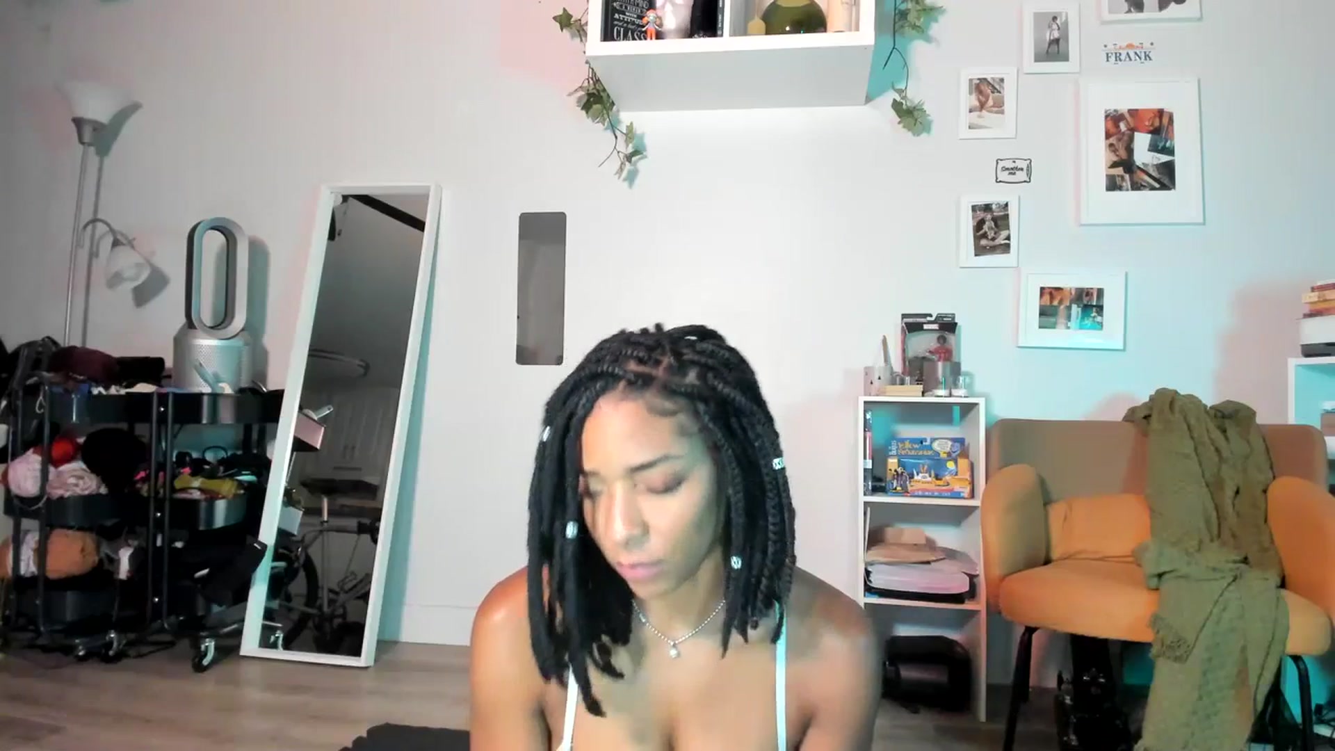 Gallery image thumbnail from Frankiiy_'s myfreecams stream on, 06/26/2023, 08:20 image 8 of 20