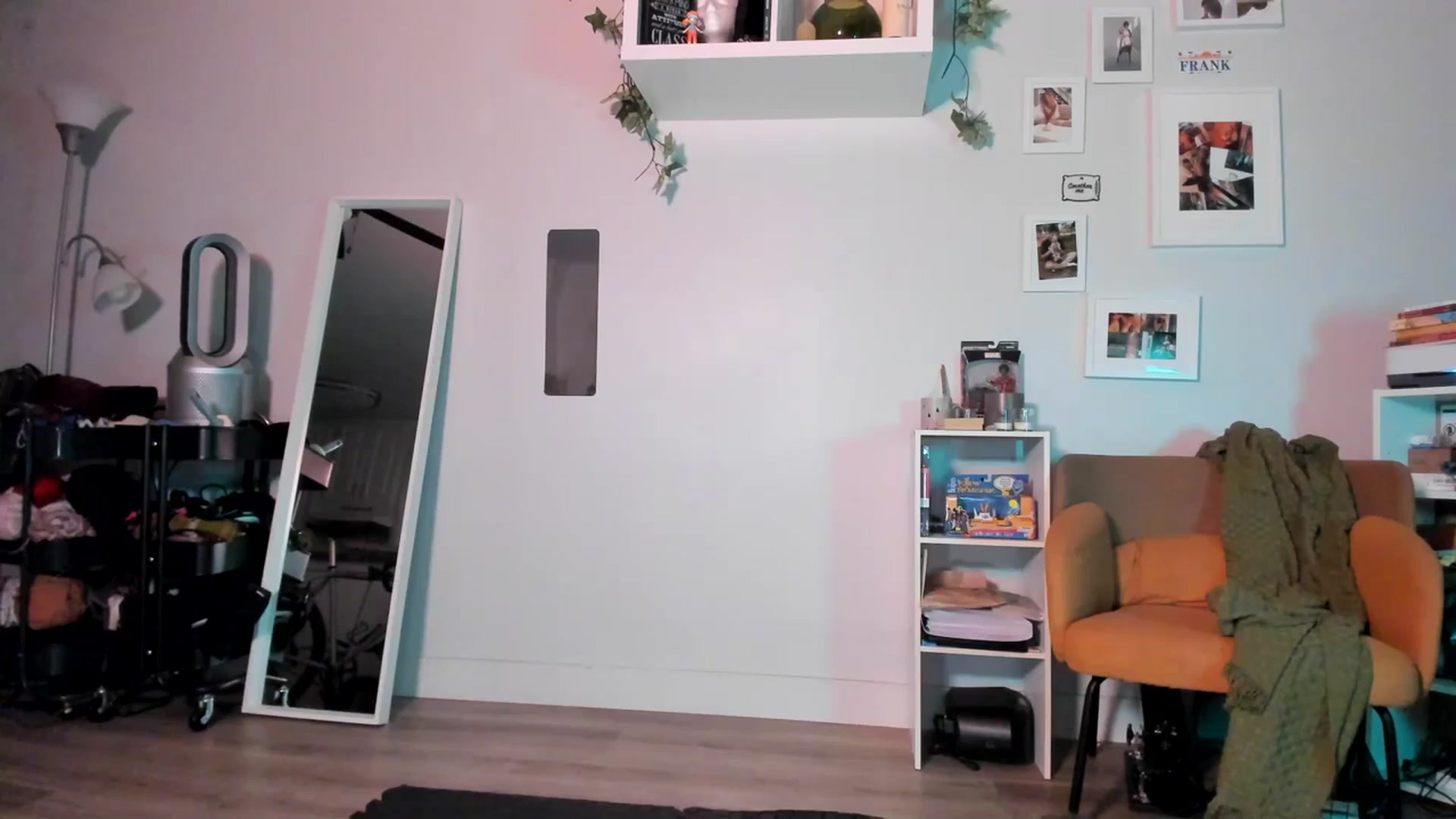 Gallery image thumbnail from Frankiiy_'s myfreecams stream on, 06/26/2023, 08:20 image 1 of 20