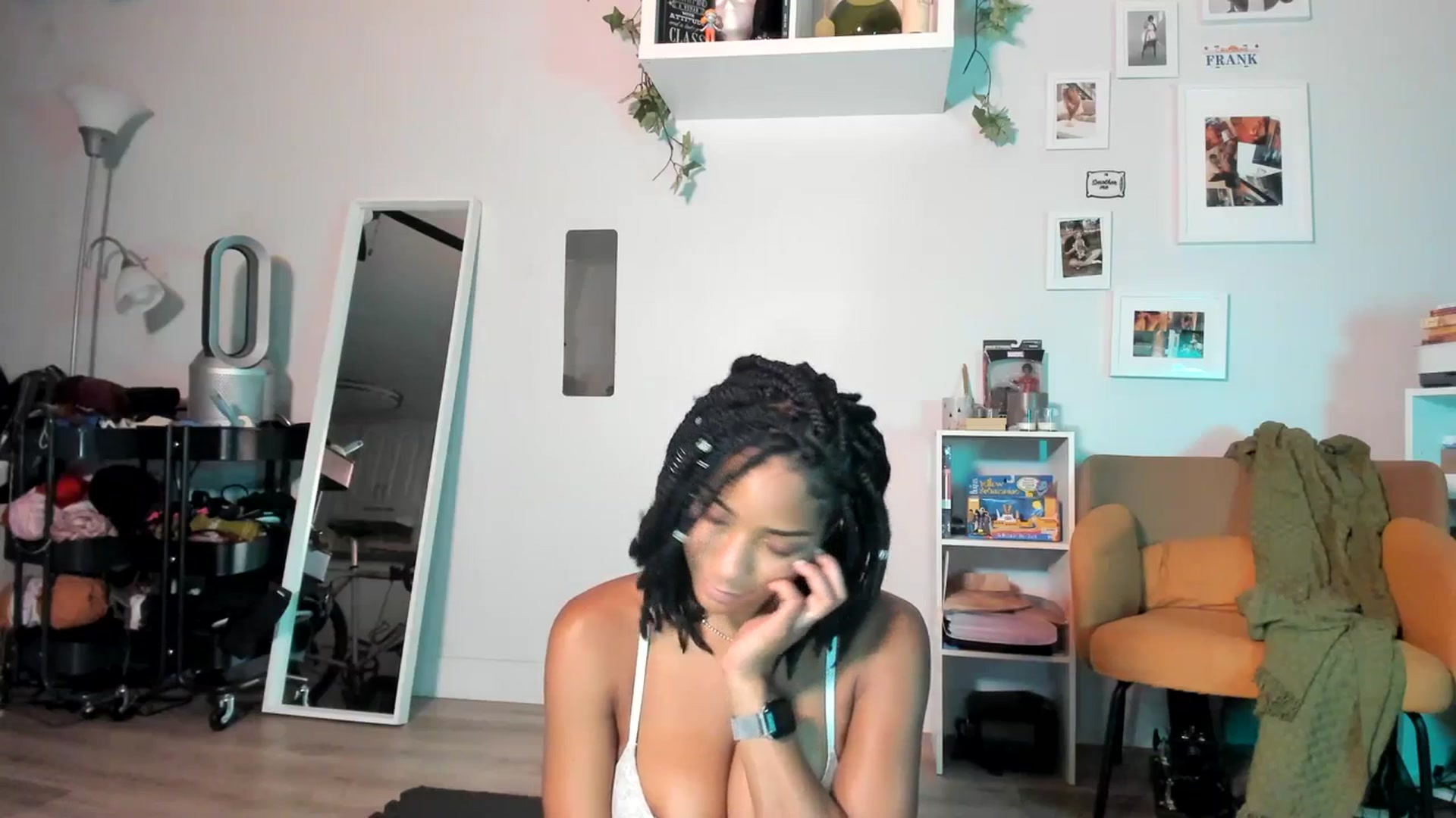 Gallery image thumbnail from Frankiiy_'s myfreecams stream on, 06/26/2023, 08:20 image 6 of 20