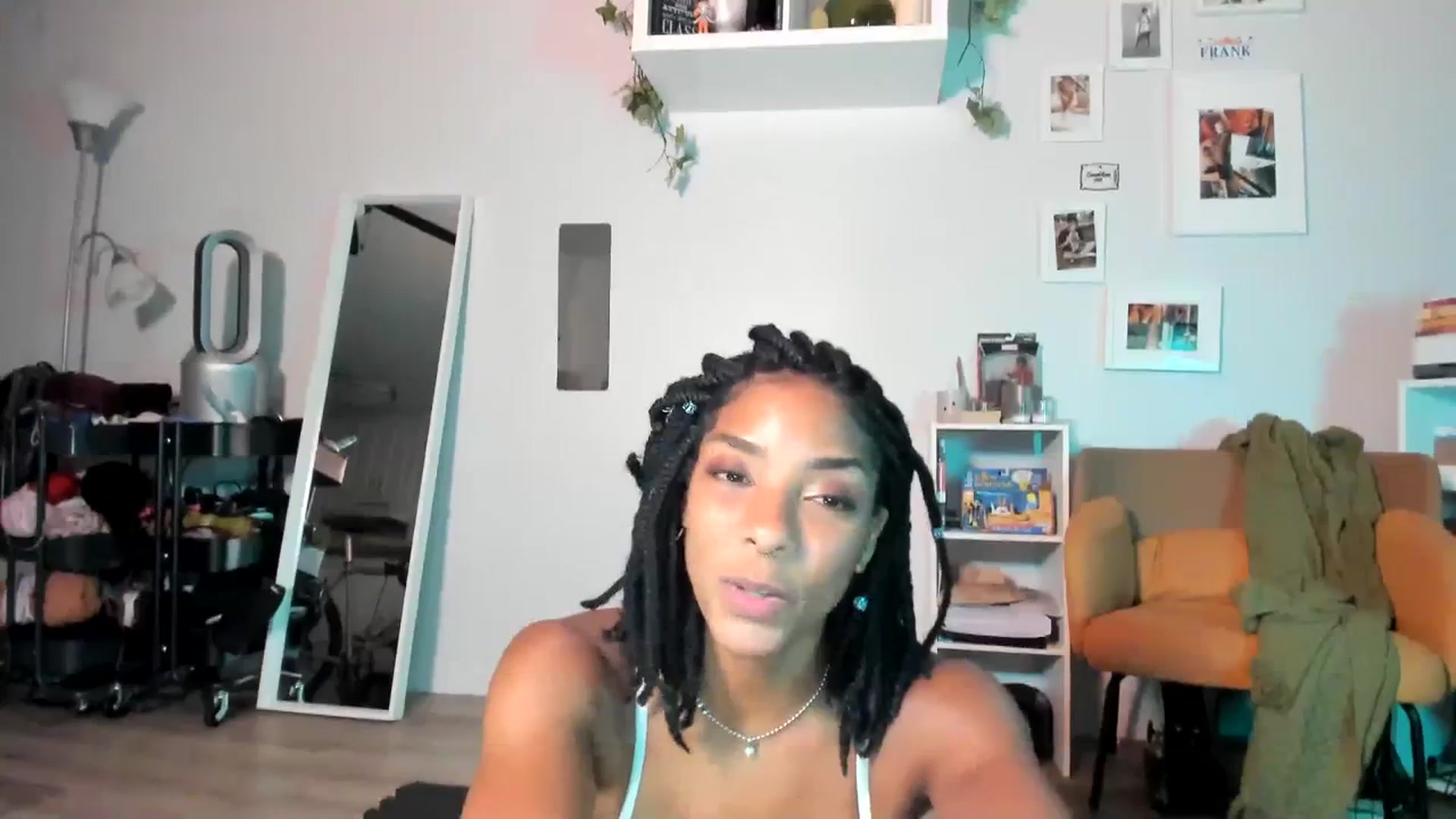 Gallery image thumbnail from Frankiiy_'s myfreecams stream on, 06/26/2023, 08:20 image 9 of 20