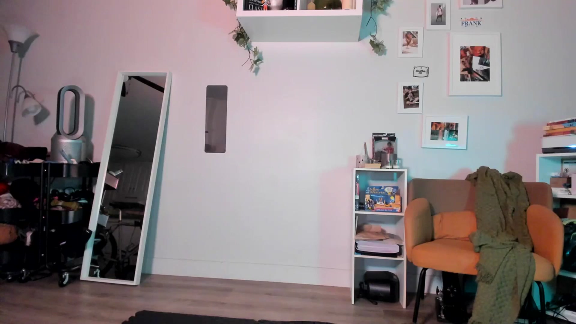 Gallery image thumbnail from Frankiiy_'s myfreecams stream on, 06/26/2023, 08:20 image 19 of 20