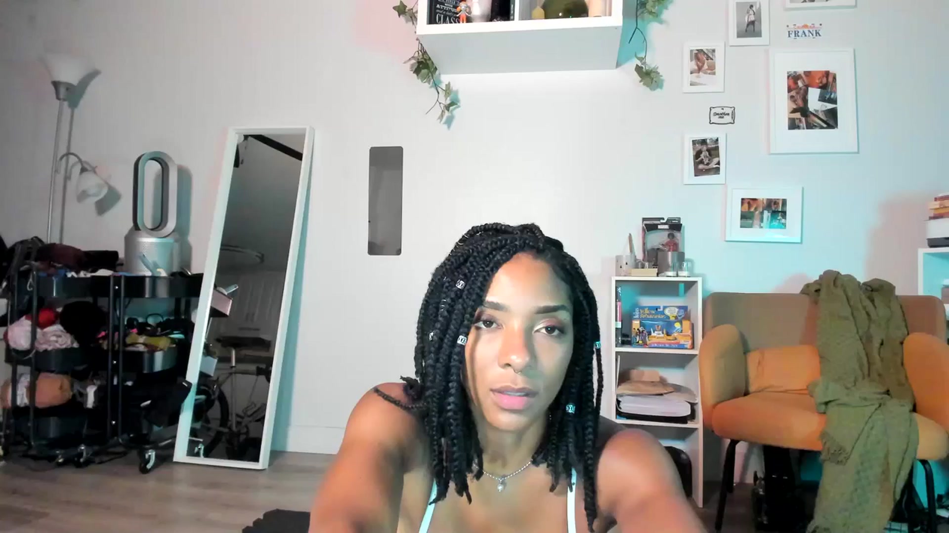 Gallery image thumbnail from Frankiiy_'s myfreecams stream on, 06/26/2023, 08:20 image 4 of 20
