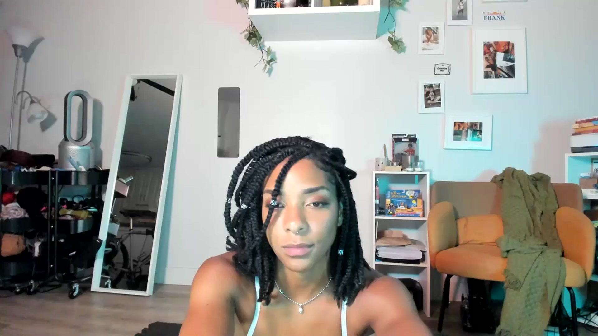 Gallery image thumbnail from Frankiiy_'s myfreecams stream on, 06/26/2023, 08:20 image 13 of 20