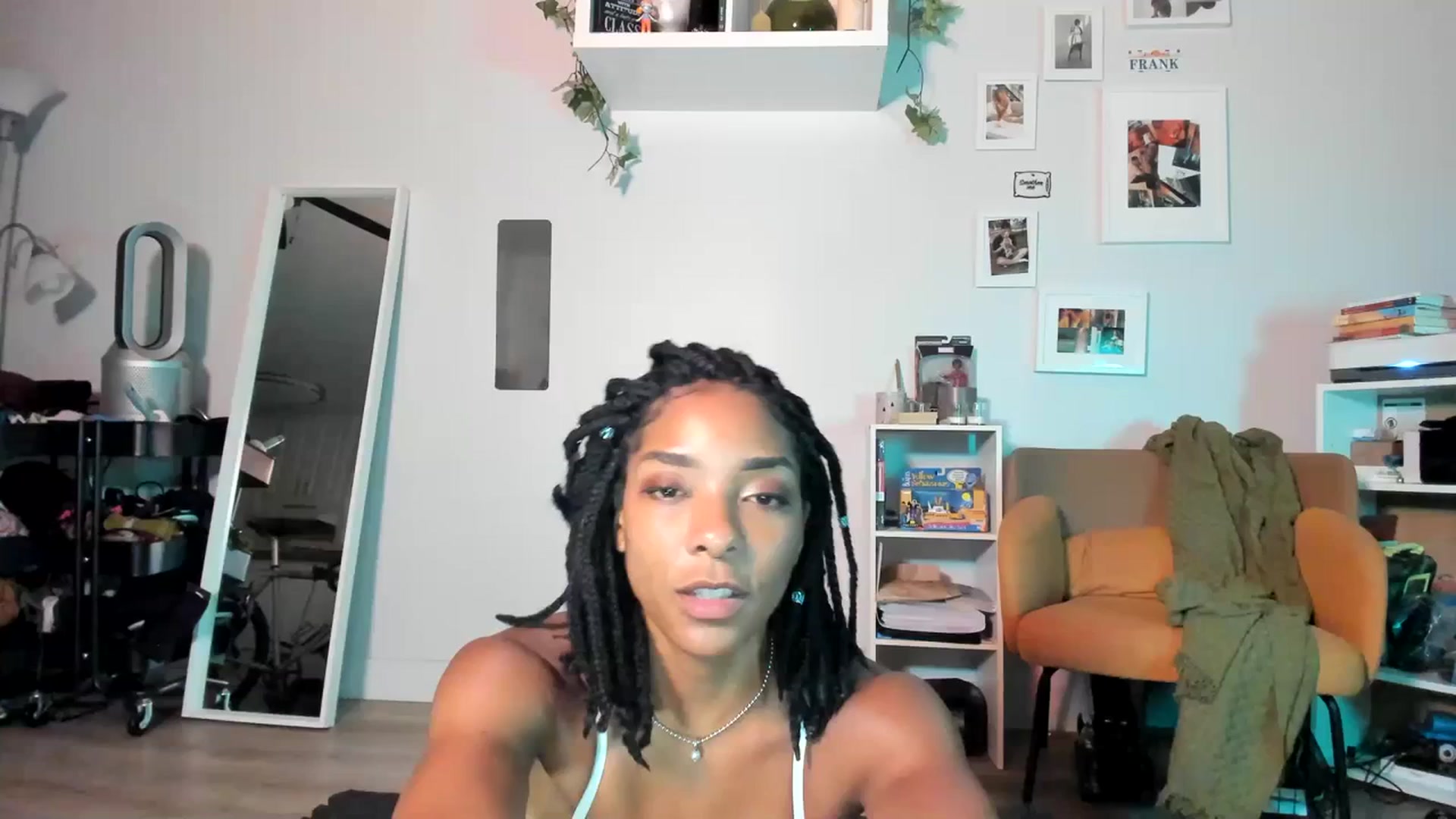 Gallery image thumbnail from Frankiiy_'s myfreecams stream on, 06/26/2023, 08:20 image 11 of 20