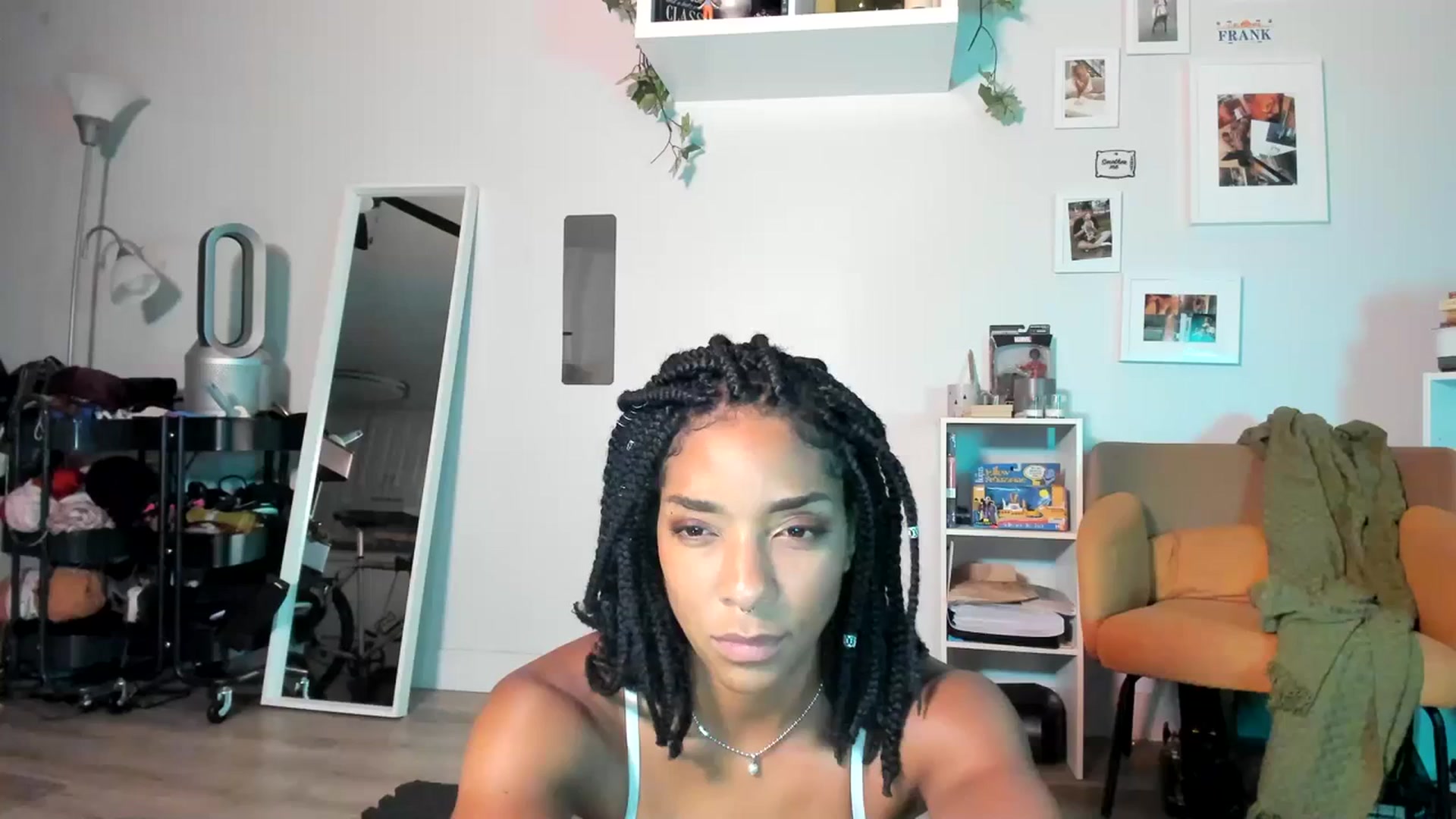 Gallery image thumbnail from Frankiiy_'s myfreecams stream on, 06/26/2023, 08:20 image 14 of 20