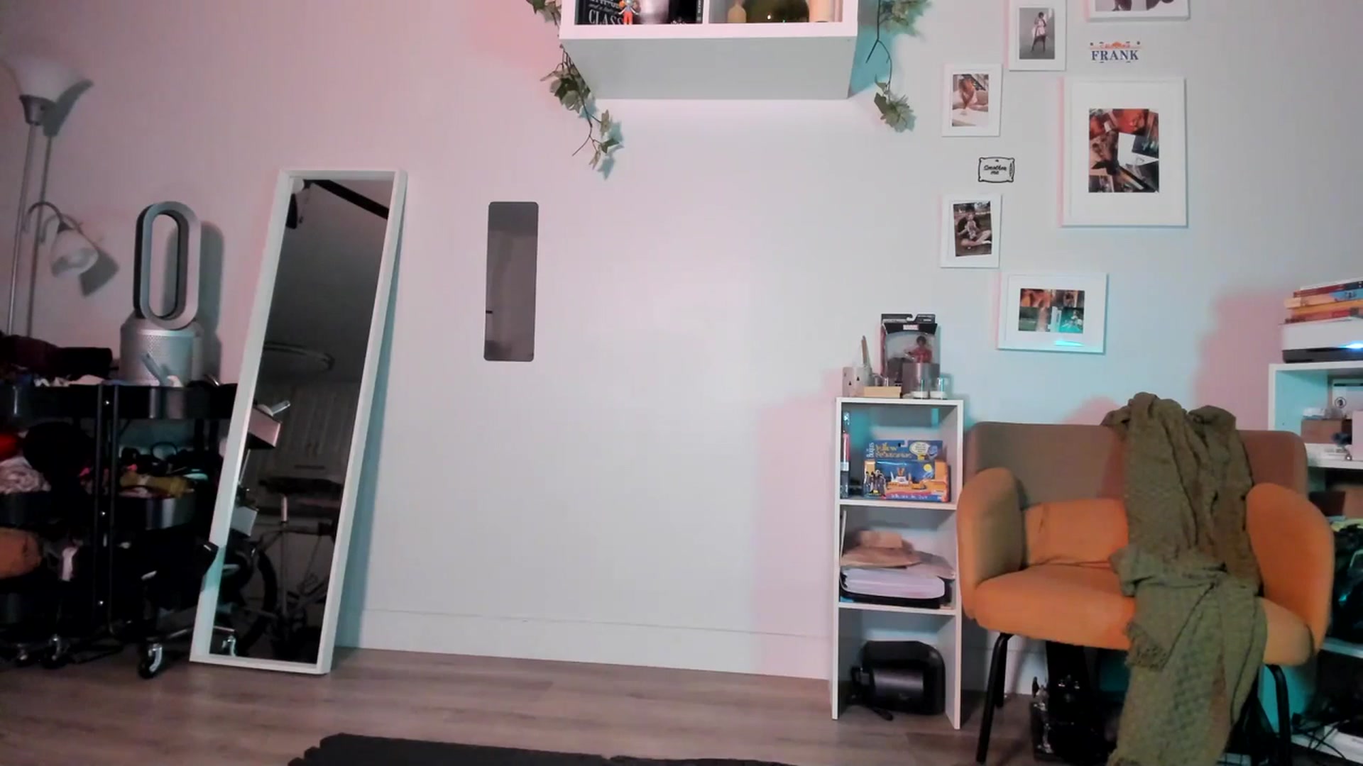 Gallery image thumbnail from Frankiiy_'s myfreecams stream on, 06/26/2023, 08:20 image 17 of 20