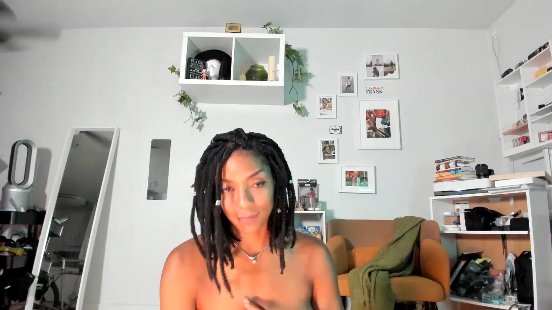 Gallery image thumbnail from Frankiiy_'s myfreecams stream on, 06/28/2023, 07:57 image 1 of 20
