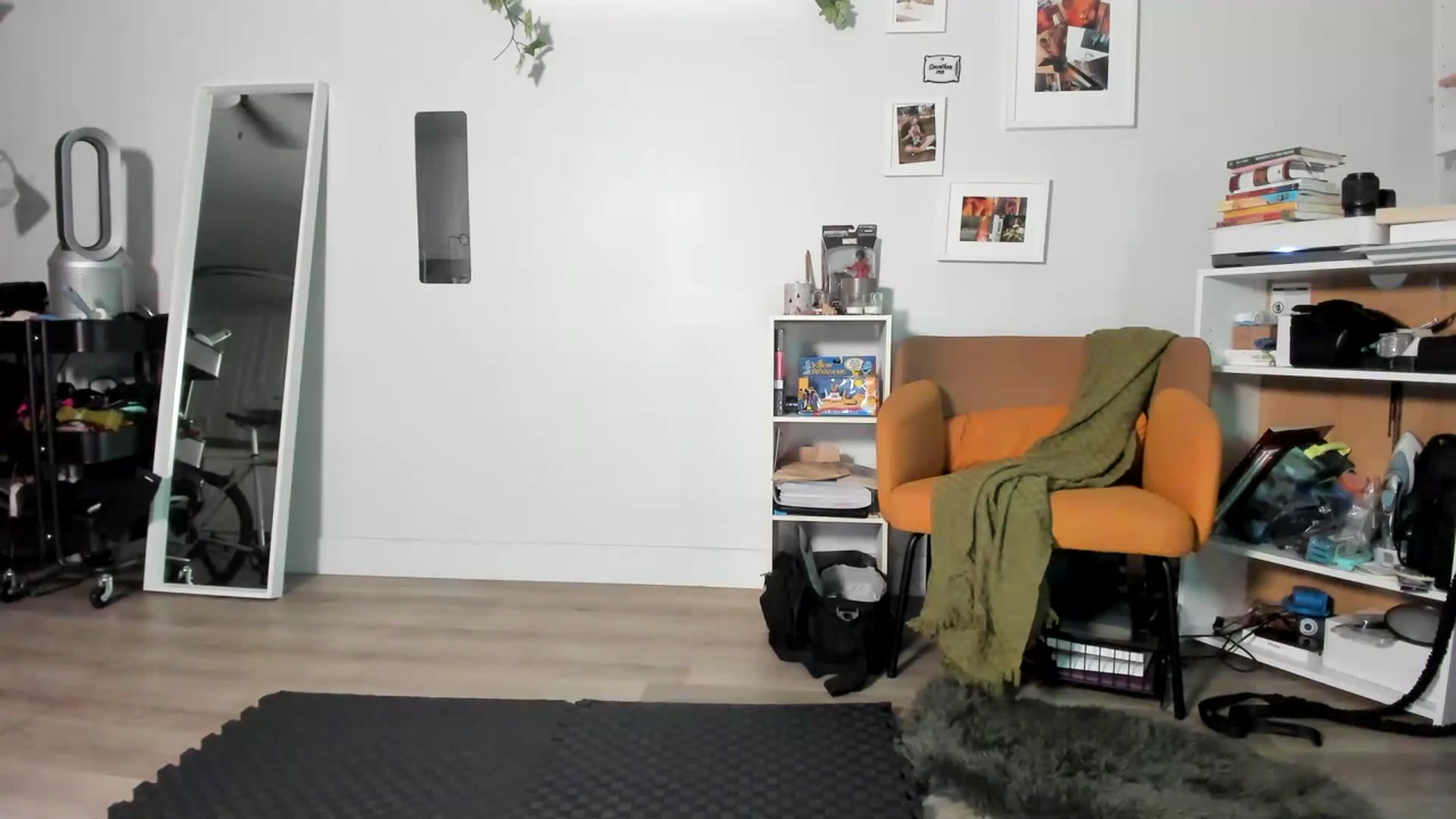 Gallery image thumbnail from Frankiiy_'s myfreecams stream on, 06/30/2023, 06:45 image 15 of 20