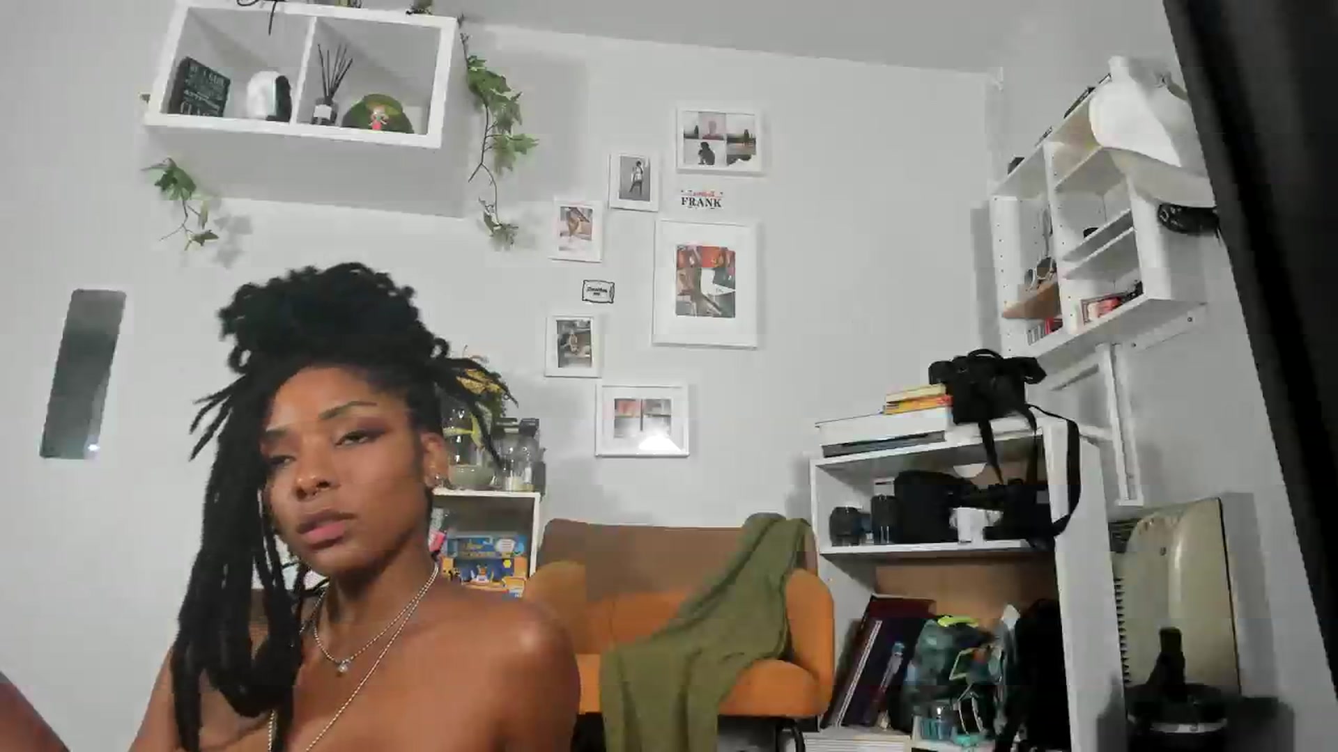 Gallery image thumbnail from Frankiiy_'s myfreecams stream on, 08/11/2023, 07:08 image 7 of 20