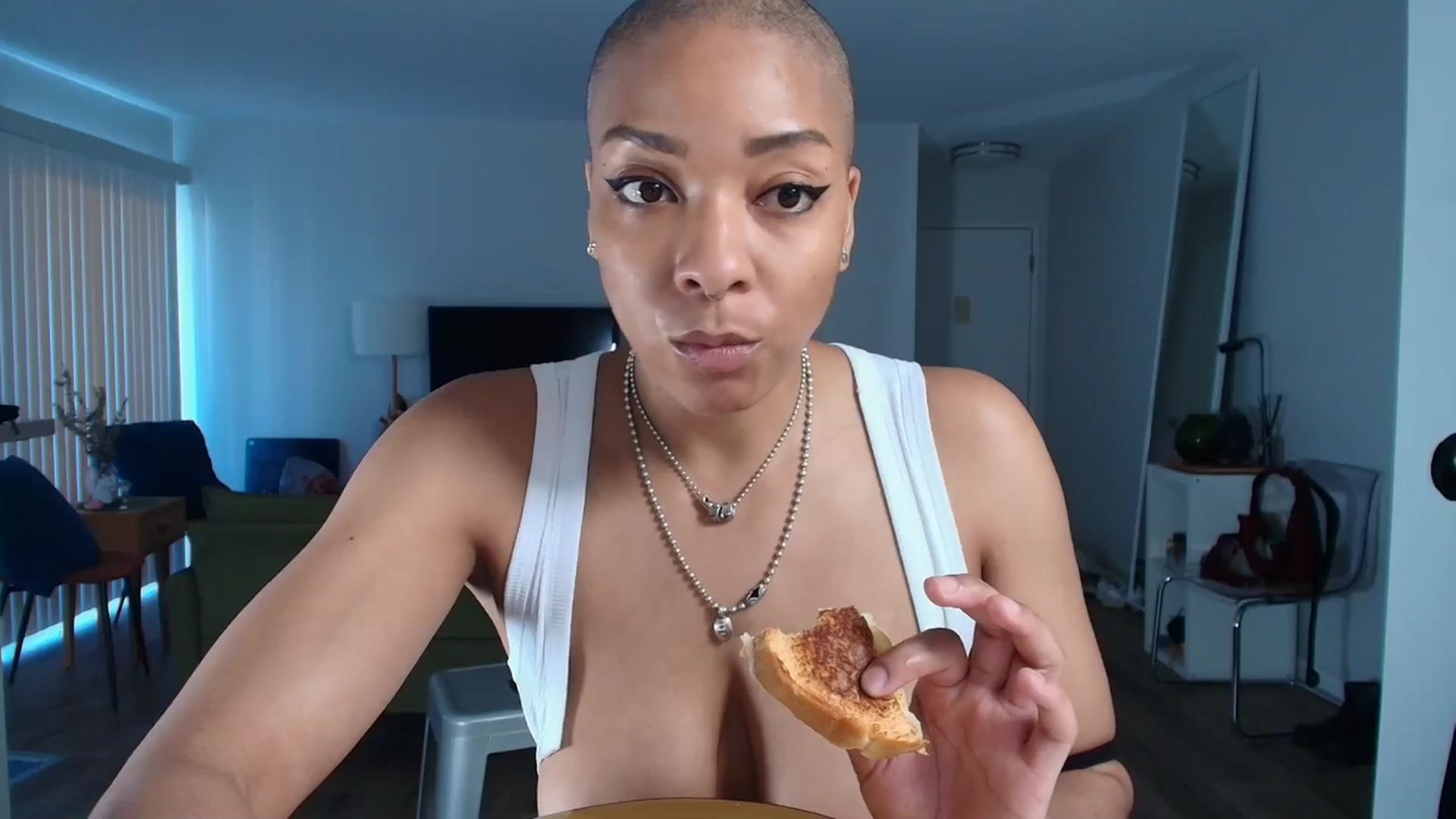 Gallery image thumbnail from Frankiiy_'s myfreecams stream on, 05/10/2025, 24:01 image 19 of 20