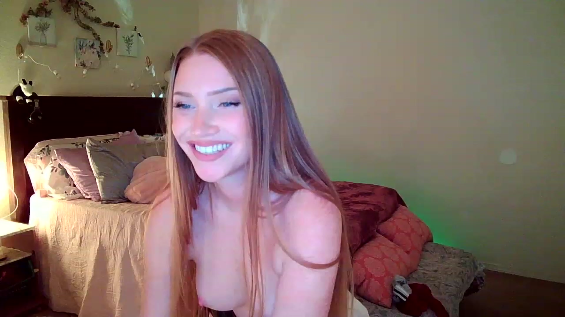 Gallery image thumbnail from Freckld_Cutie's myfreecams stream on, 11/16/2022, 21:46 image 1 of 20