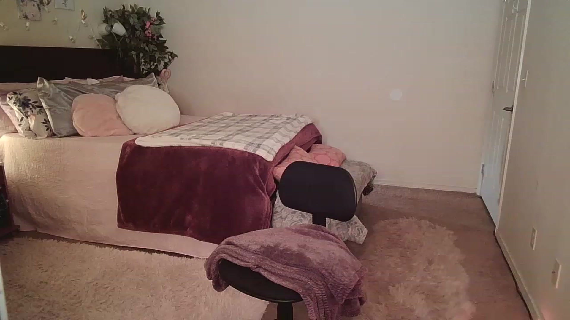 Gallery image thumbnail from Freckld_Cutie's myfreecams stream on, 12/15/2022, 20:51 image 18 of 20