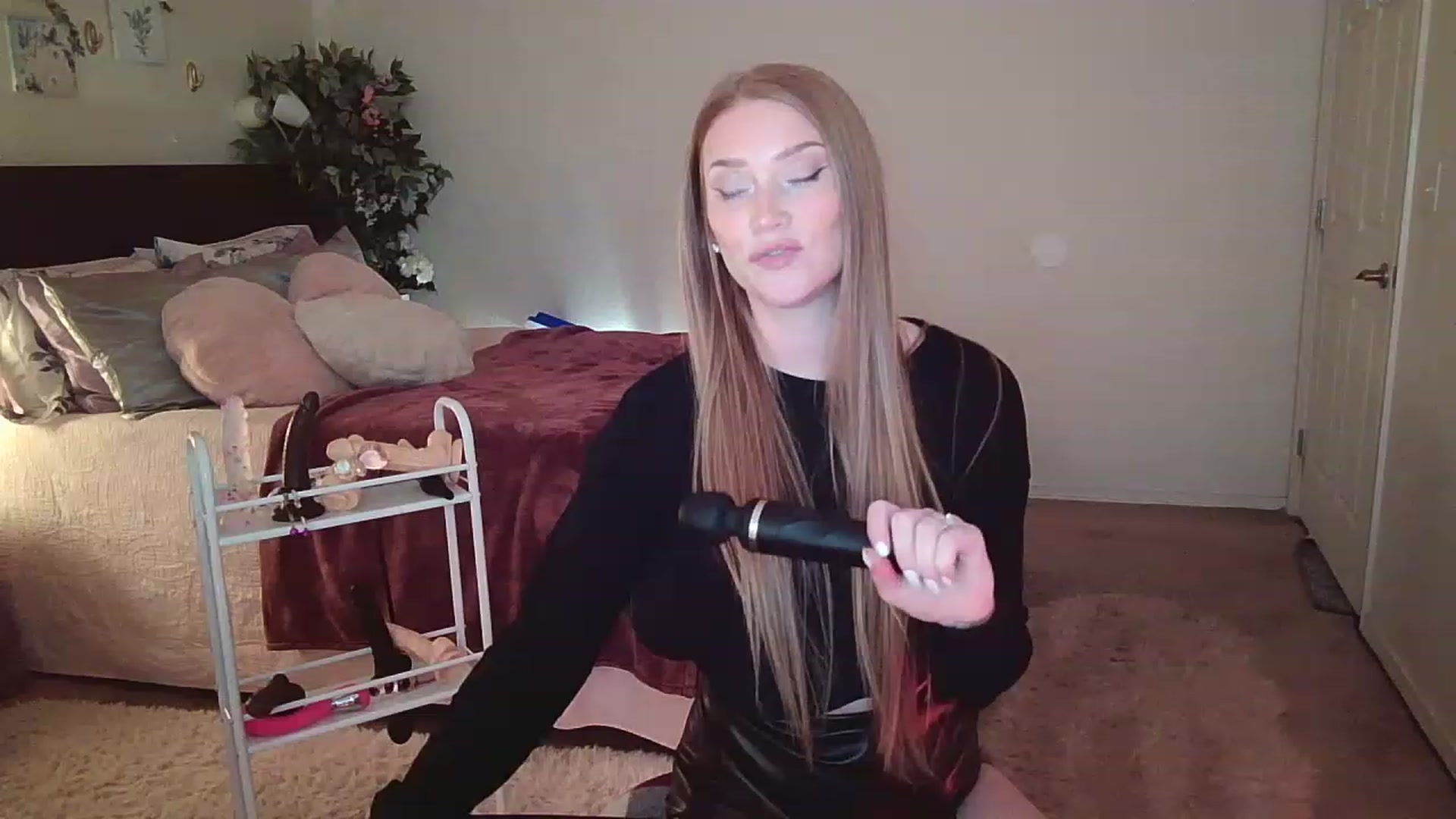 Gallery image thumbnail from Freckld_Cutie's myfreecams stream on, 12/29/2022, 19:13 image 16 of 20