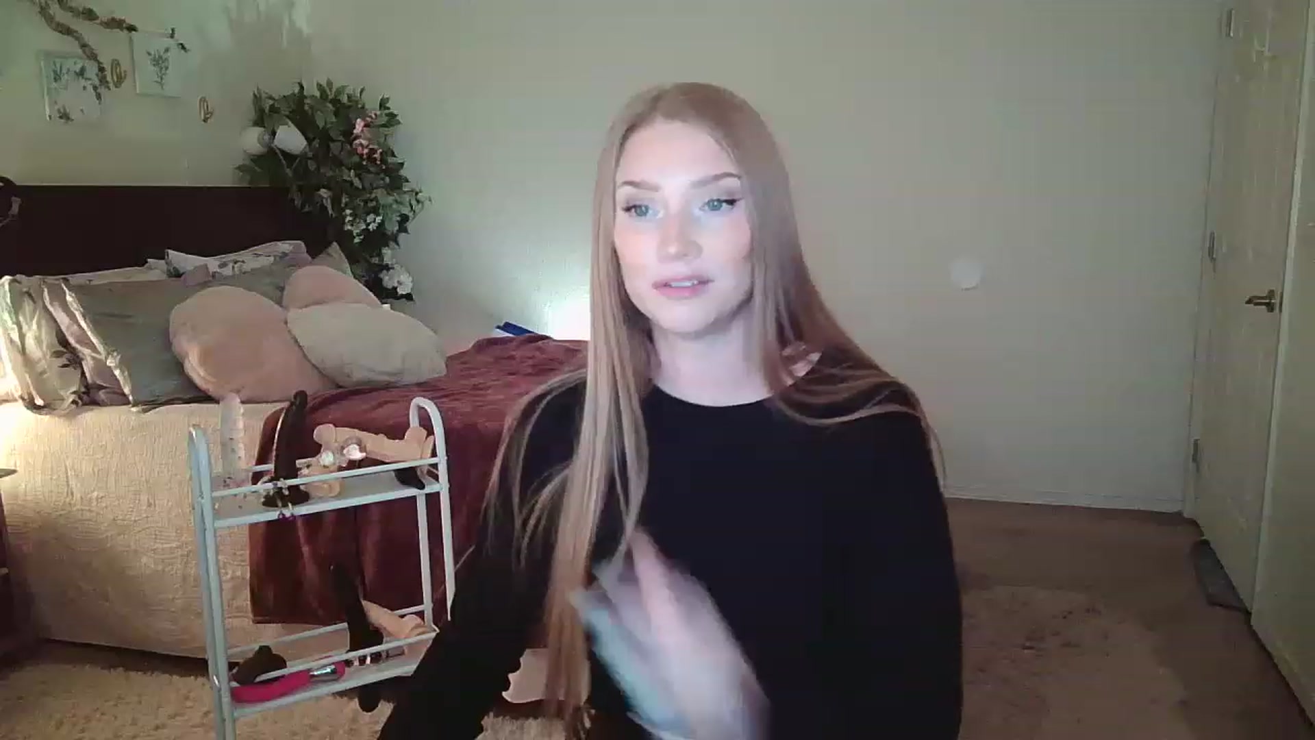 Gallery image thumbnail from Freckld_Cutie's myfreecams stream on, 12/29/2022, 19:13 image 6 of 20