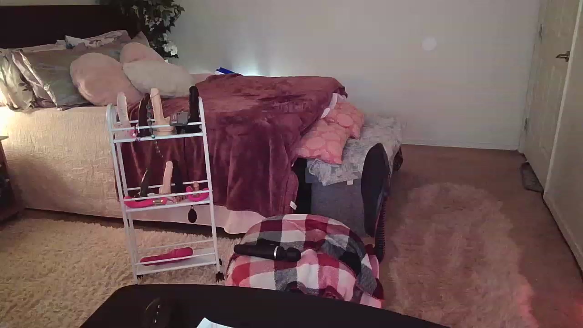Gallery image thumbnail from Freckld_Cutie's myfreecams stream on, 12/29/2022, 20:47 image 17 of 20