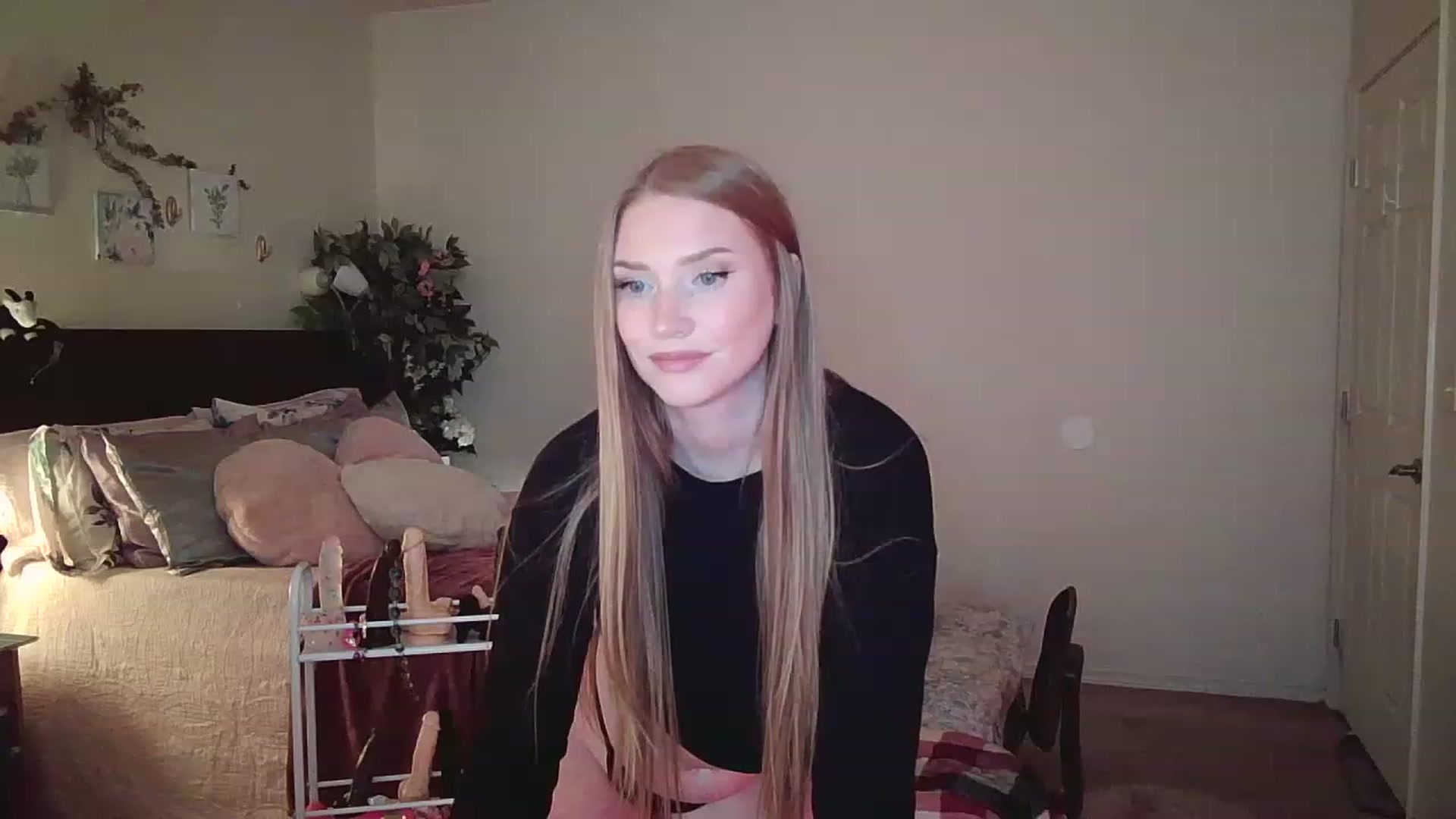 Gallery image thumbnail from Freckld_Cutie's myfreecams stream on, 12/29/2022, 20:47 image 10 of 20