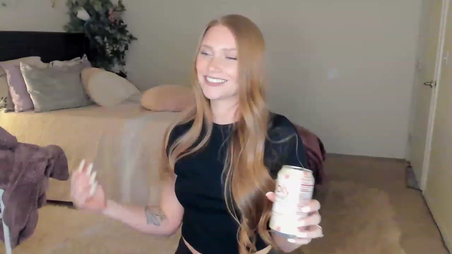 Gallery image thumbnail from Freckld_Cutie's myfreecams stream on, 02/01/2023, 21:27 image 8 of 20