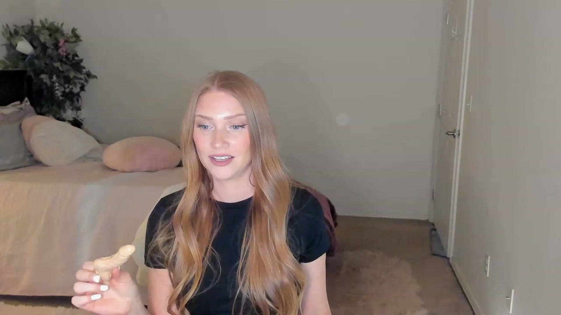 Gallery image thumbnail from Freckld_Cutie's myfreecams stream on, 02/01/2023, 21:27 image 16 of 20