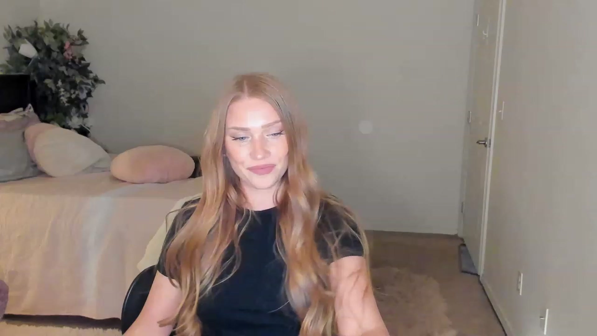 Gallery image thumbnail from Freckld_Cutie's myfreecams stream on, 02/01/2023, 21:27 image 13 of 20
