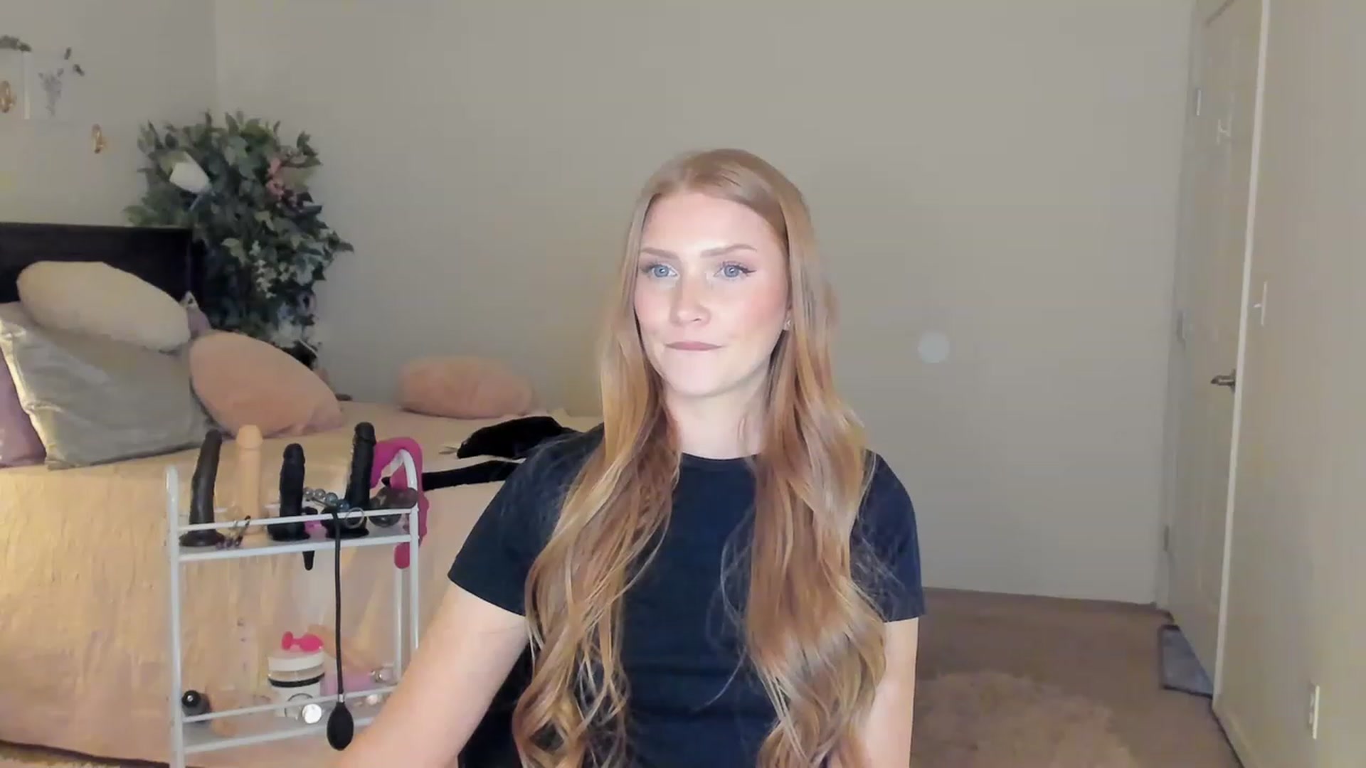 Gallery image thumbnail from Freckld_Cutie's myfreecams stream on, 02/01/2023, 23:26 image 10 of 20