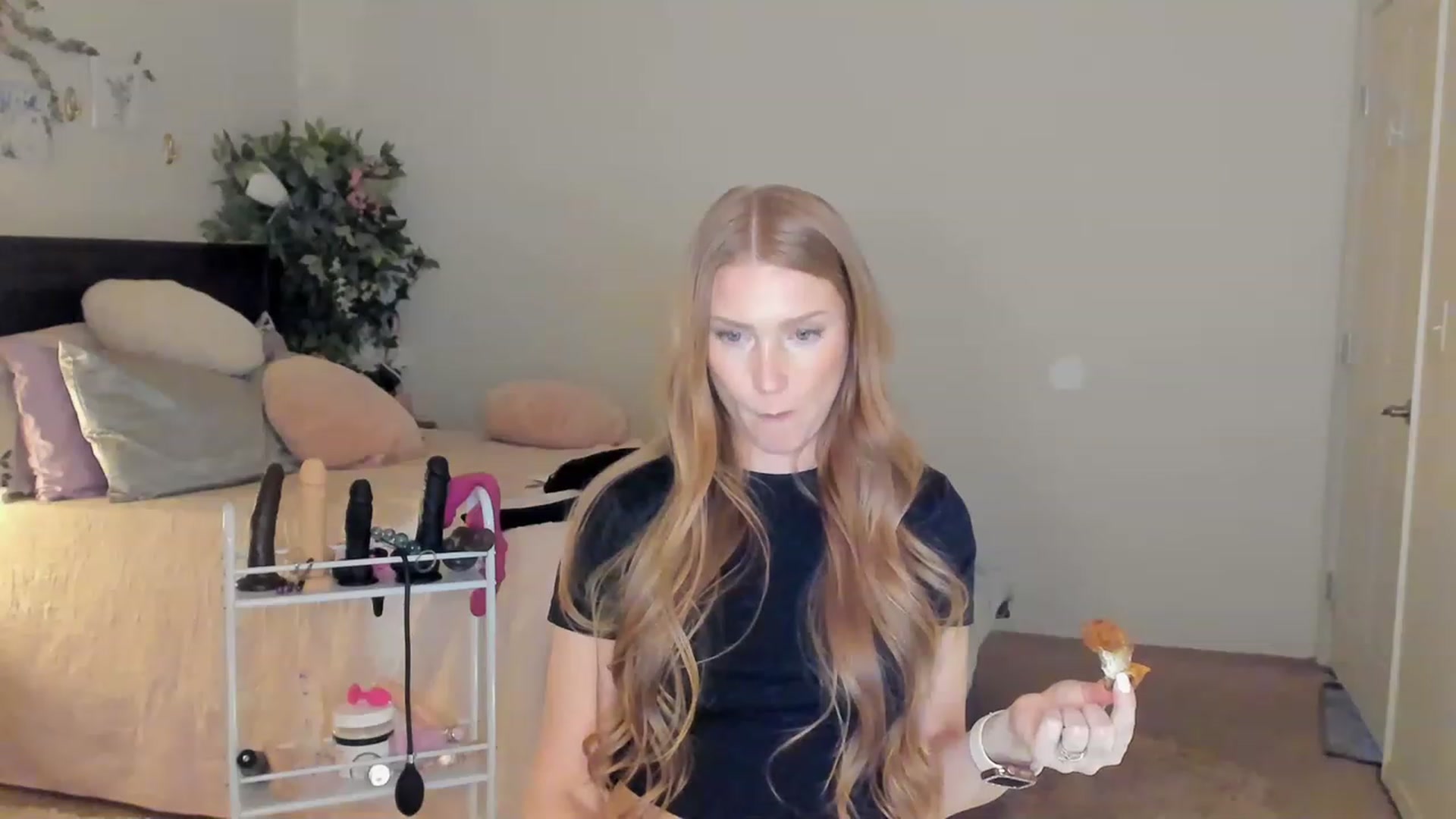 Gallery image thumbnail from Freckld_Cutie's myfreecams stream on, 02/01/2023, 23:26 image 13 of 20