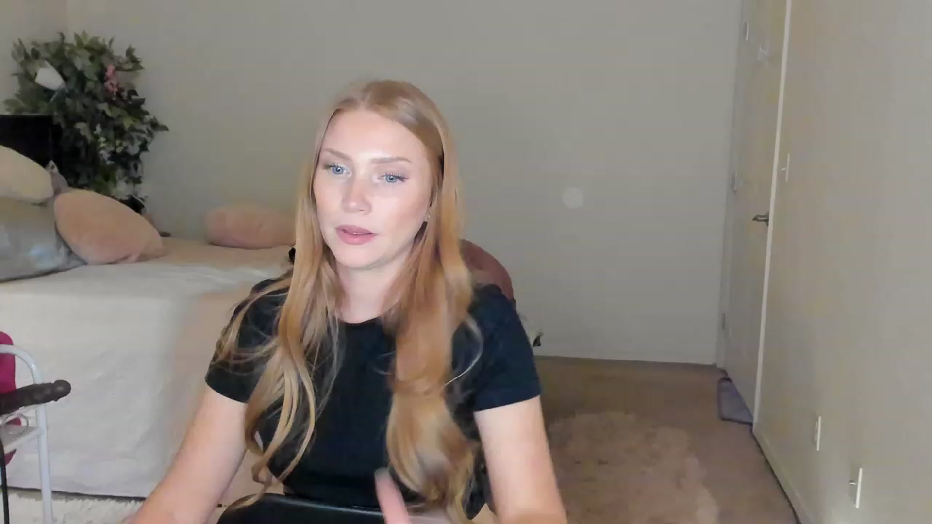 Gallery image thumbnail from Freckld_Cutie's myfreecams stream on, 02/02/2023, 24:15 image 16 of 20