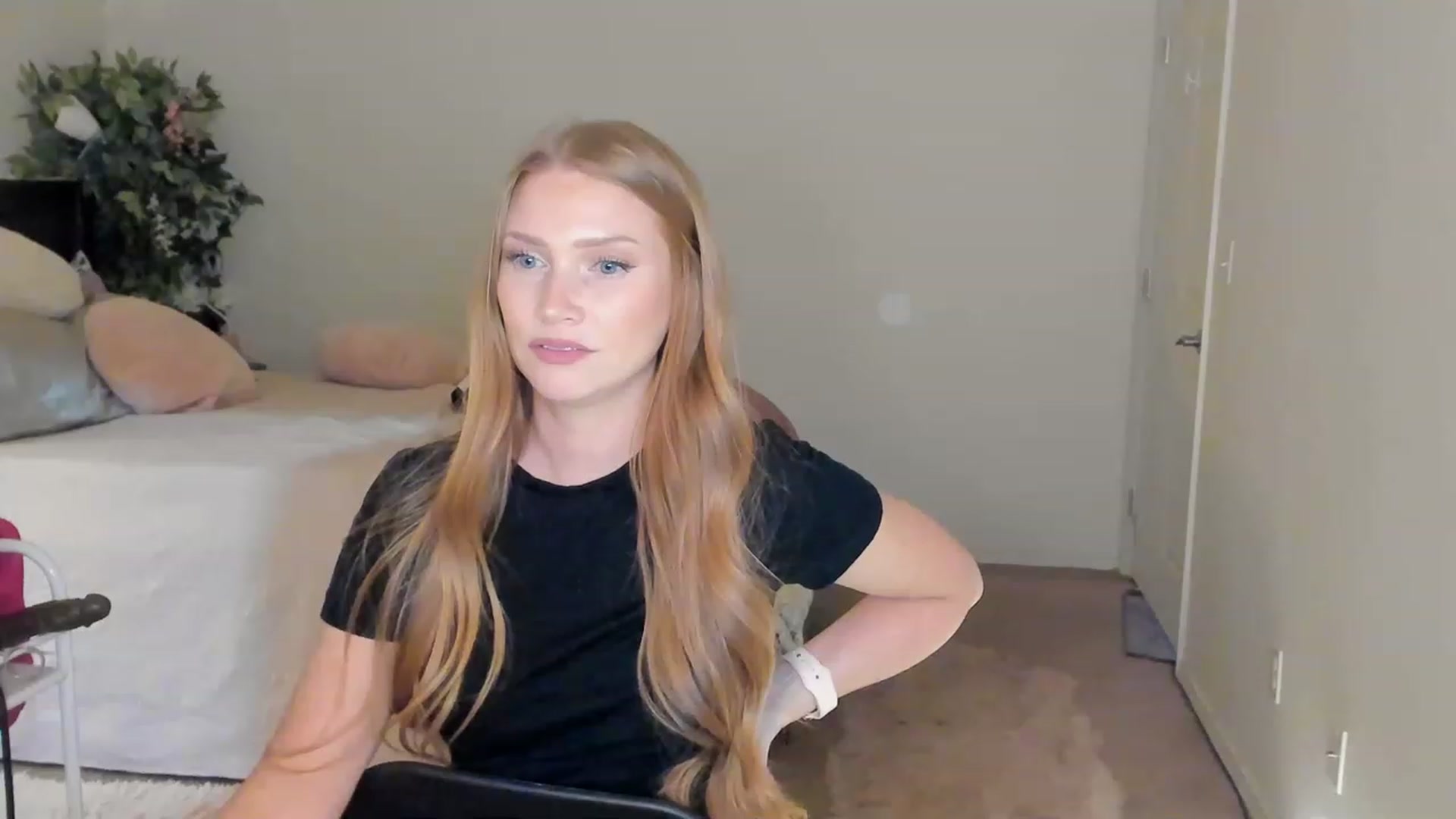 Gallery image thumbnail from Freckld_Cutie's myfreecams stream on, 02/02/2023, 24:15 image 18 of 20
